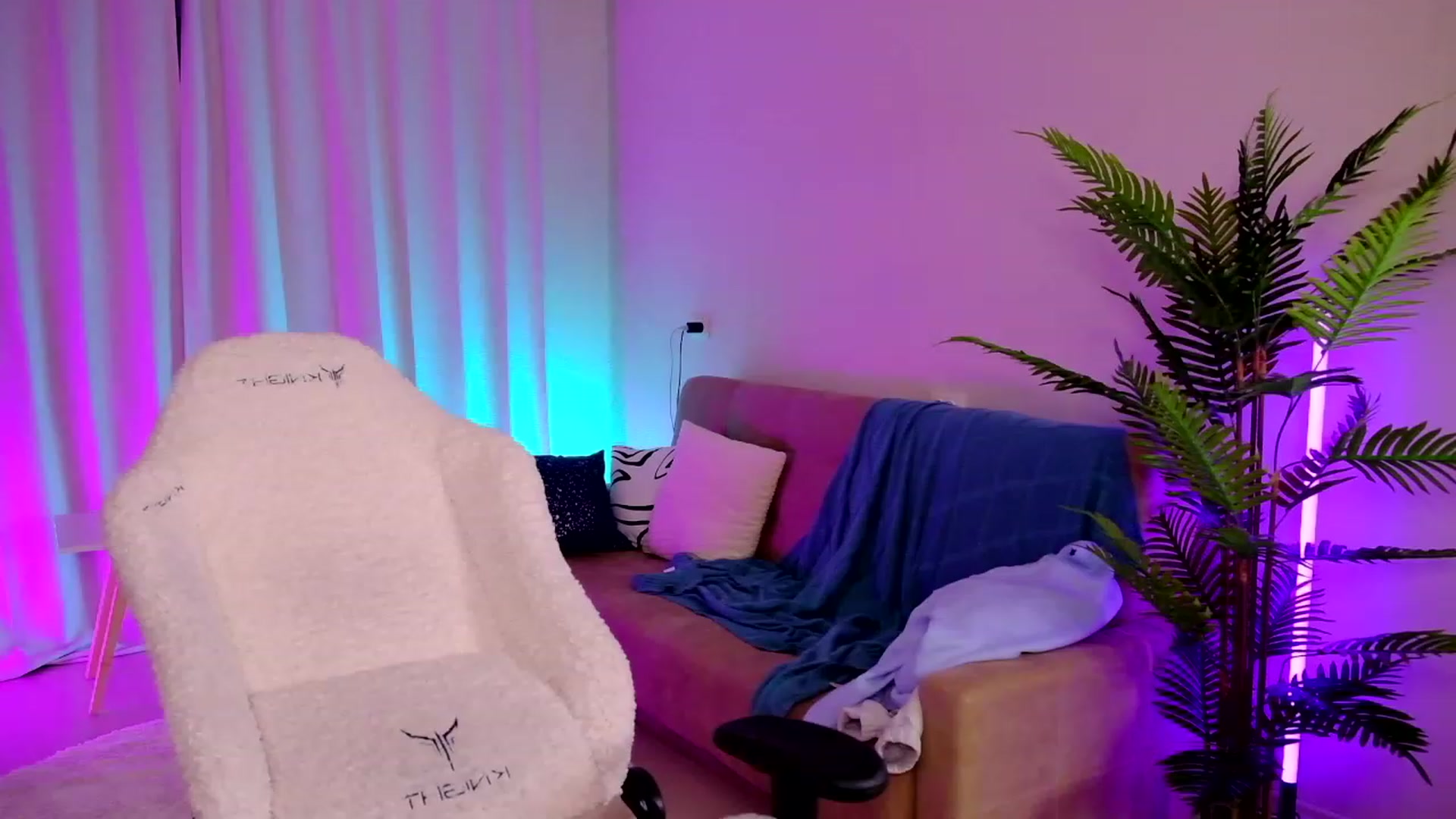Gallery image thumbnail from SmthWrong's myfreecams stream on, 01/07/2024, 02:58 image 13 of 20