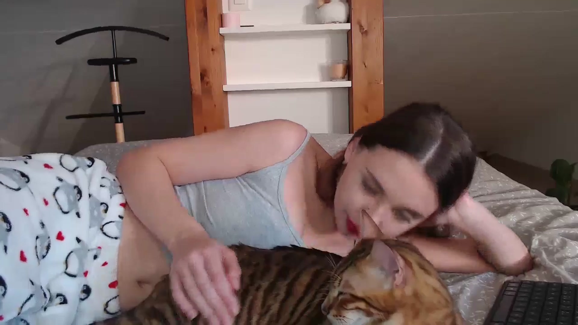 Gallery image thumbnail from Snake_lady's myfreecams stream on, 10/20/2024, 16:19 image 6 of 20