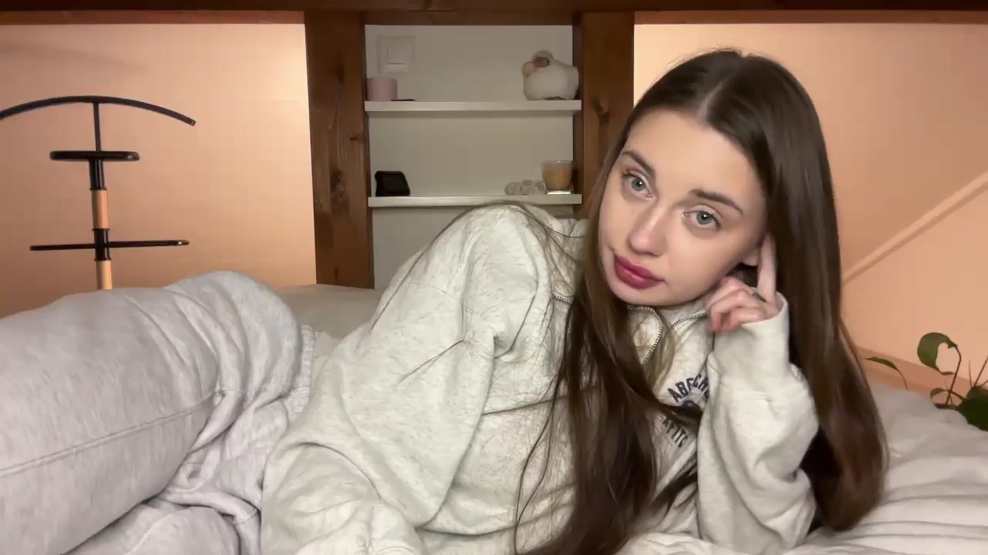 Gallery image thumbnail from Snake_lady's myfreecams stream on, 02/08/2025, 19:18 image 16 of 20