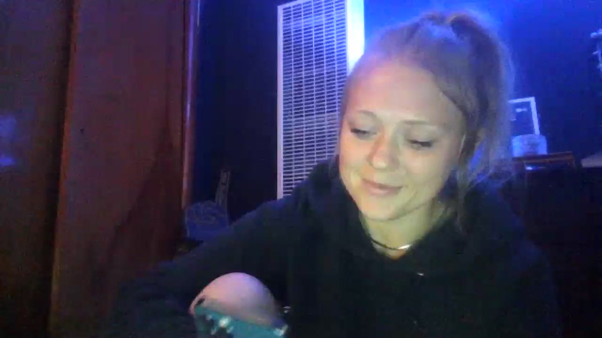 Gallery image thumbnail from SneakyAlice's myfreecams stream on, 10/29/2024, 20:51 image 14 of 20