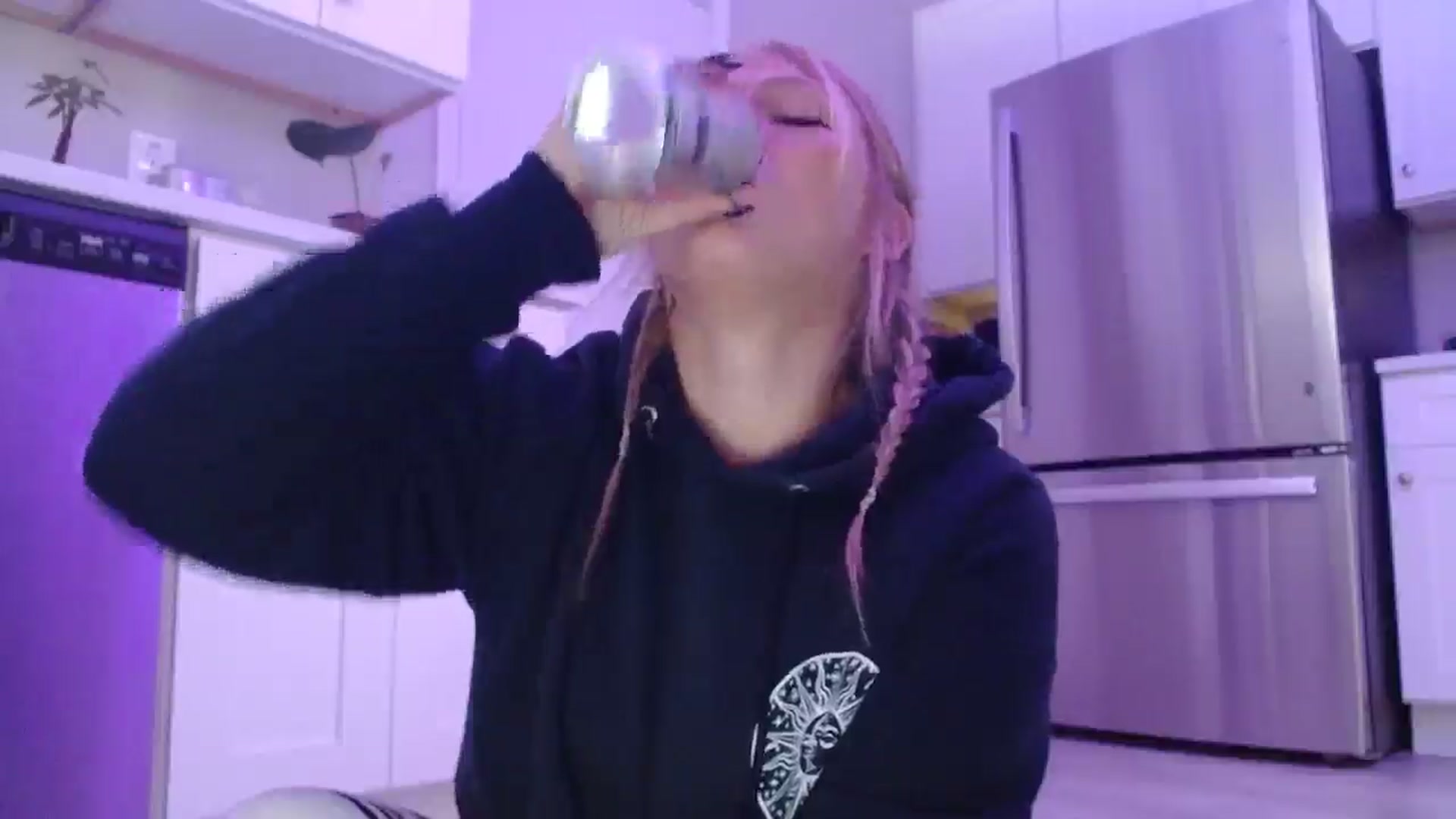 Gallery image thumbnail from SneakyAlice's myfreecams stream on, 07/28/2025, 22:00 image 15 of 20