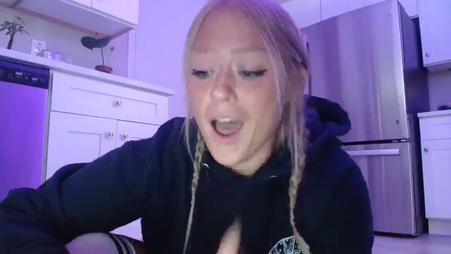 Gallery image thumbnail from SneakyAlice's myfreecams stream on, 07/28/2025, 23:03 image 3 of 20