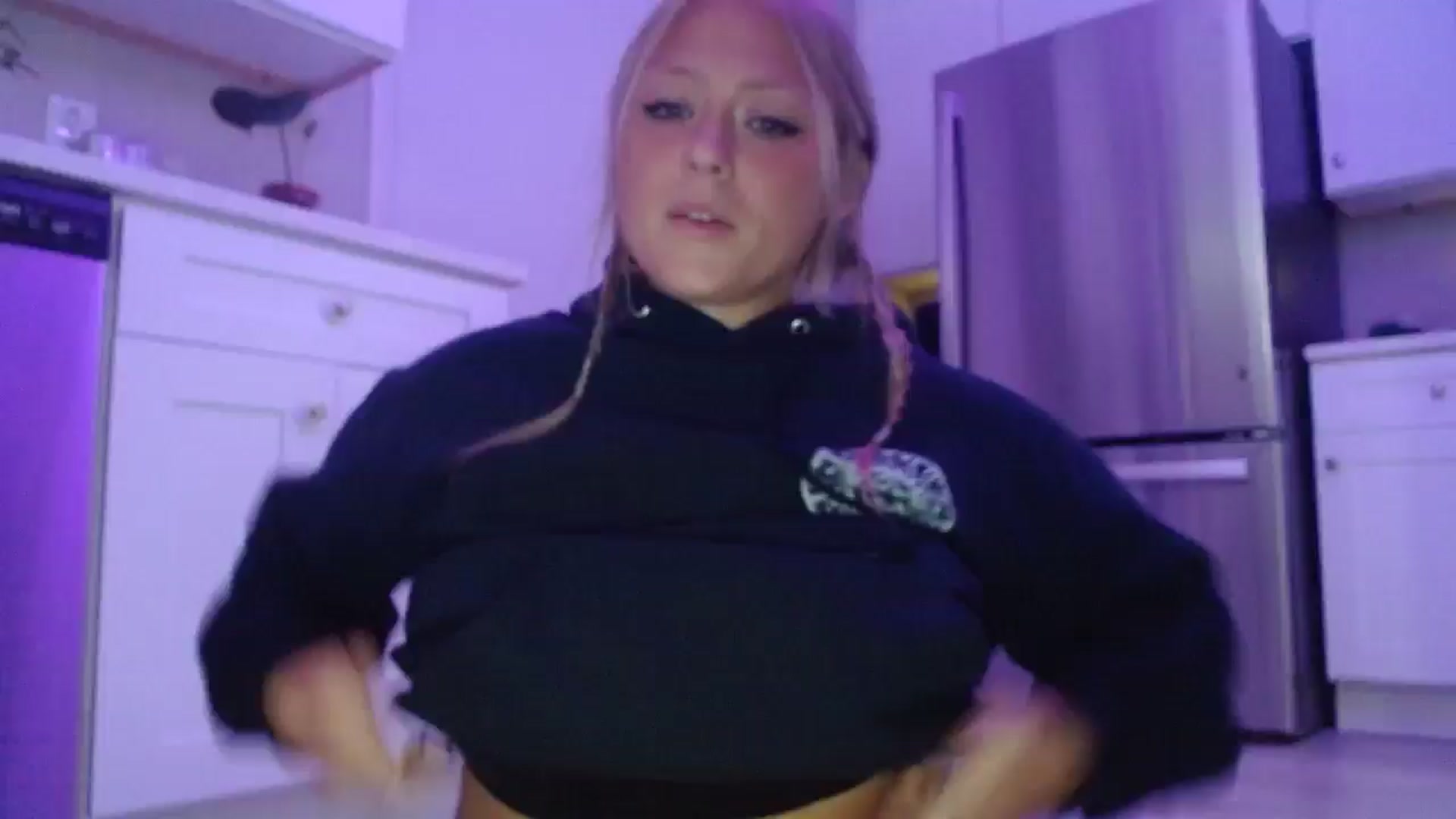Gallery image thumbnail from SneakyAlice's myfreecams stream on, 07/28/2025, 23:03 image 11 of 20