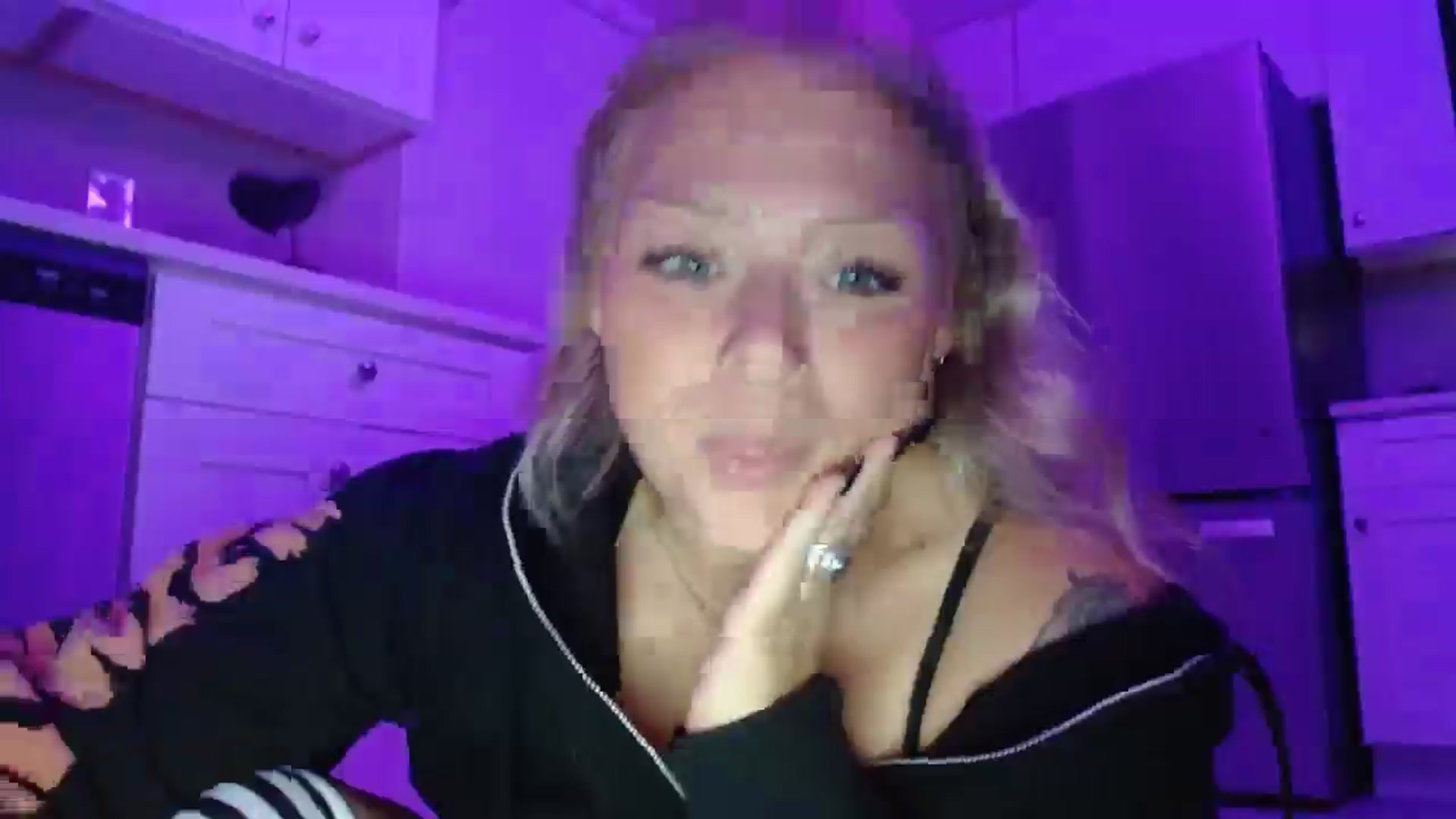 Gallery image thumbnail from SneakyAlice's myfreecams stream on, 08/04/2025, 02:00 image 12 of 20
