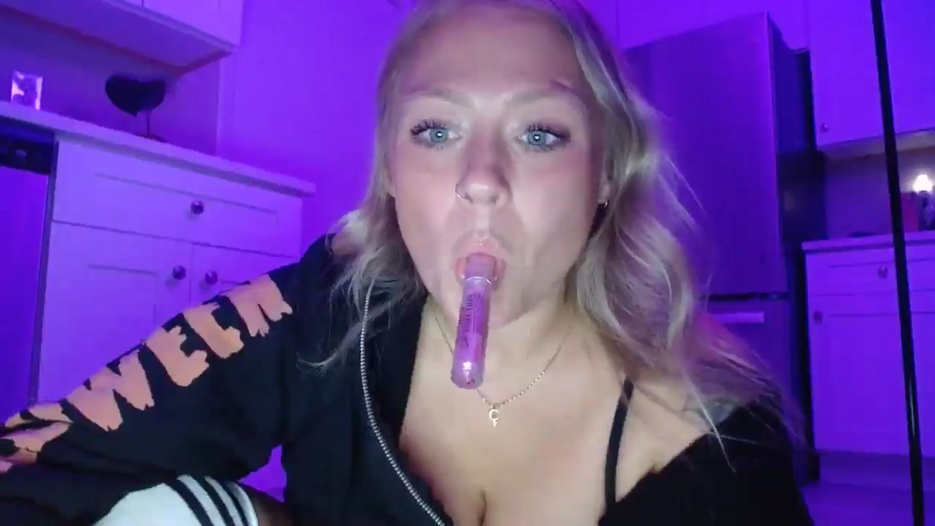 Gallery image thumbnail from SneakyAlice's myfreecams stream on, 08/04/2025, 04:35 image 5 of 20