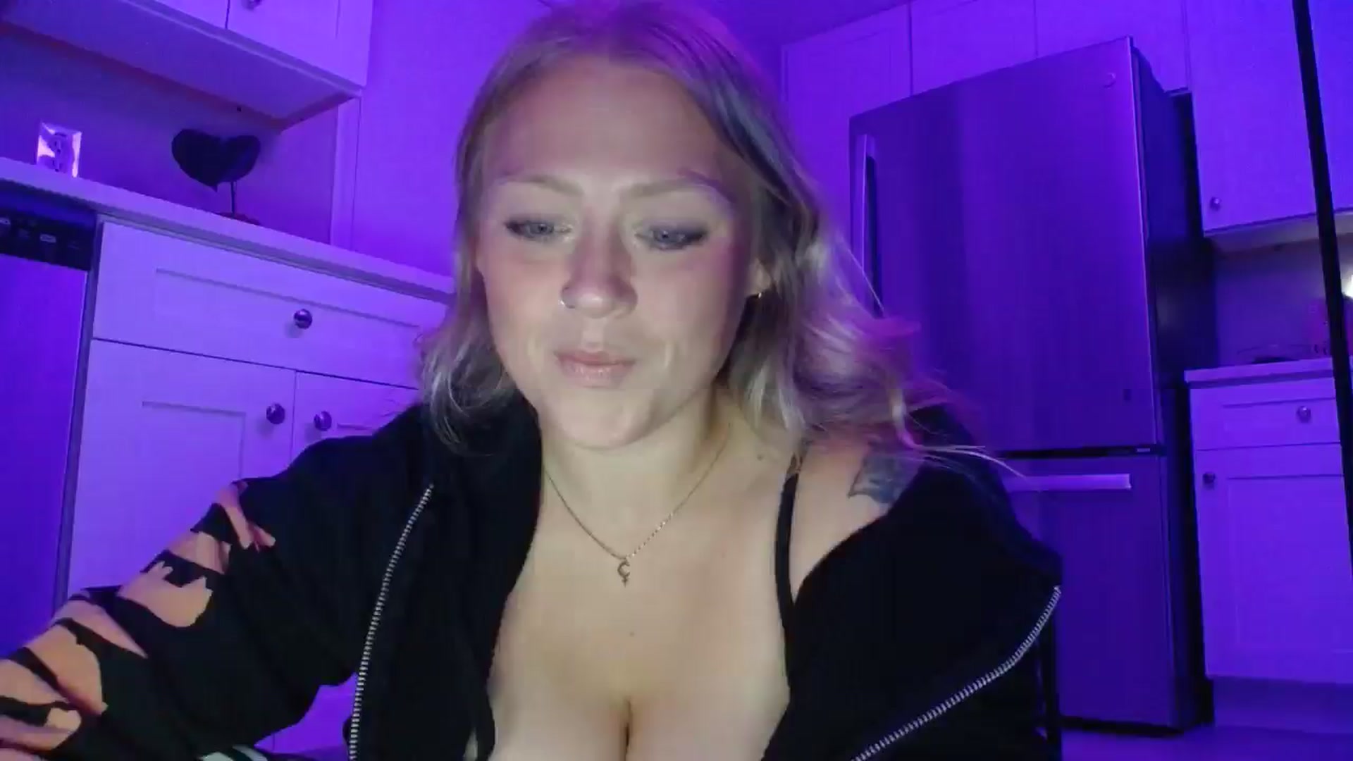 Gallery image thumbnail from SneakyAlice's myfreecams stream on, 08/04/2025, 04:35 image 1 of 20