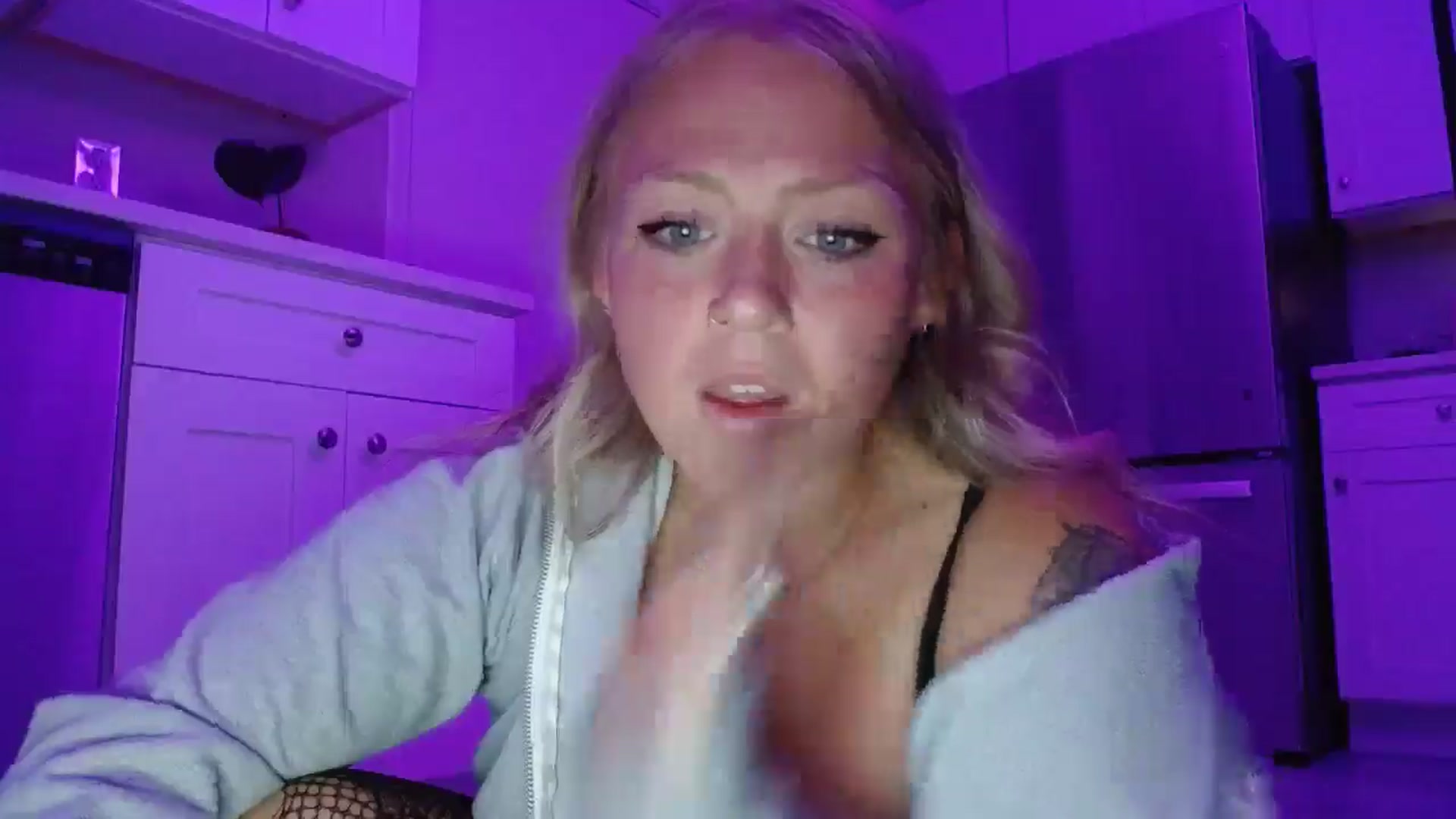 Gallery image thumbnail from SneakyAlice's myfreecams stream on, 08/05/2025, 01:28 image 17 of 20