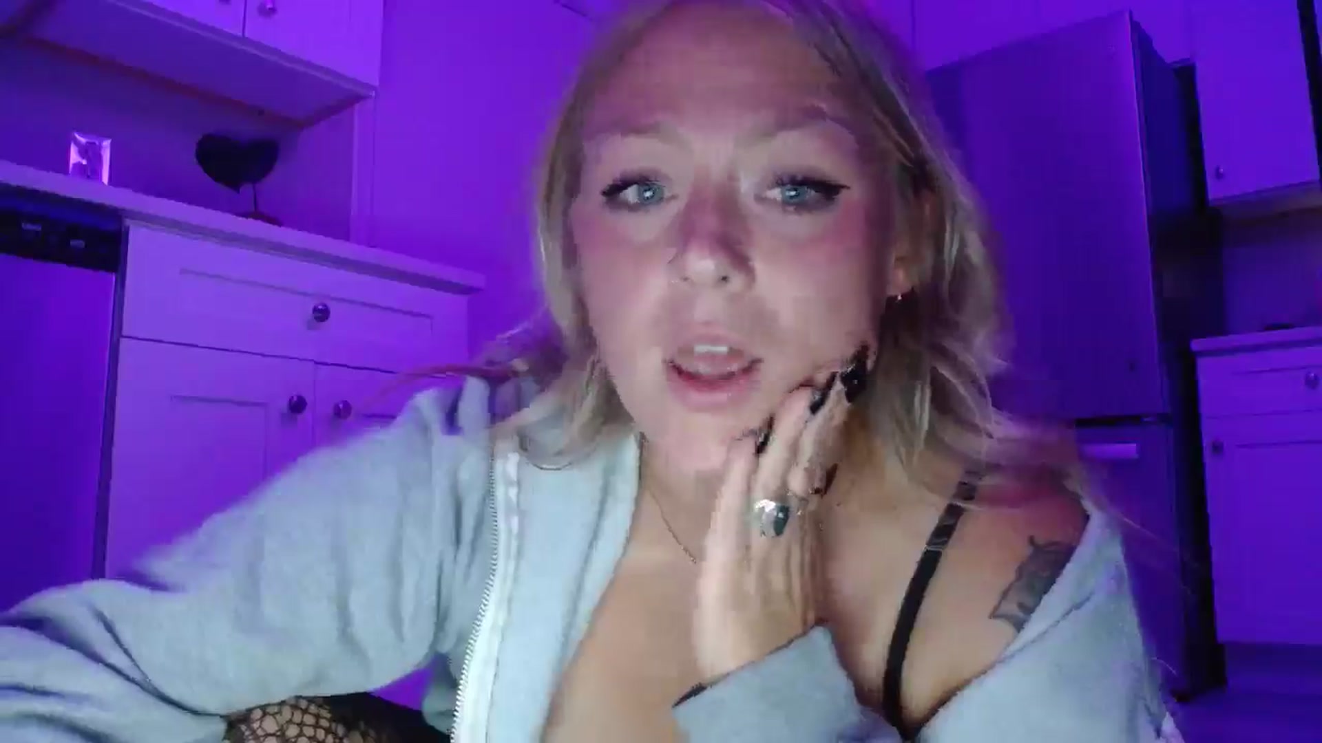 Gallery image thumbnail from SneakyAlice's myfreecams stream on, 08/05/2025, 01:28 image 10 of 20