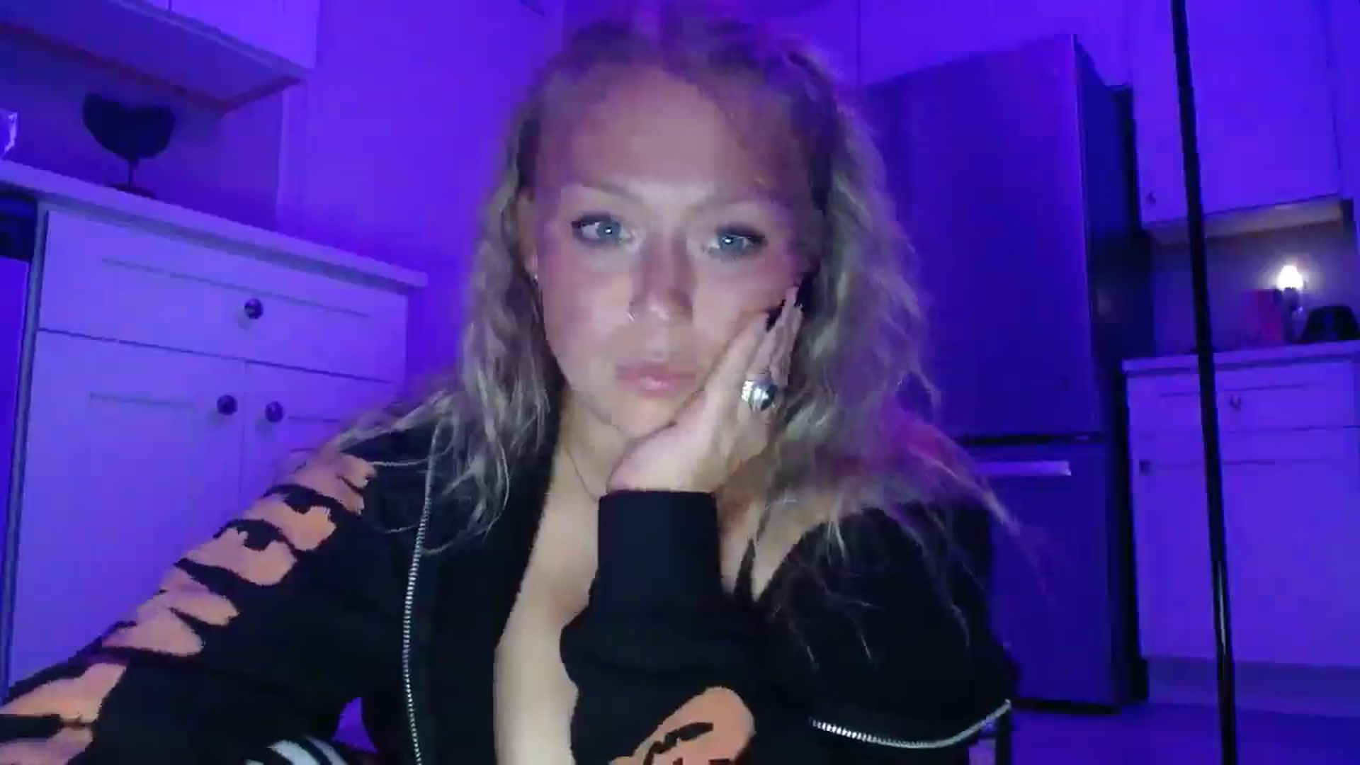 Gallery image thumbnail from SneakyAlice's myfreecams stream on, 08/06/2025, 02:56 image 10 of 20