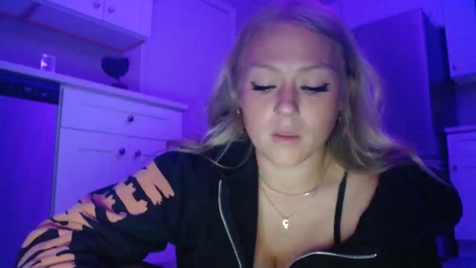 Gallery image thumbnail from SneakyAlice's myfreecams stream on, 08/12/2025, 02:43 image 17 of 20