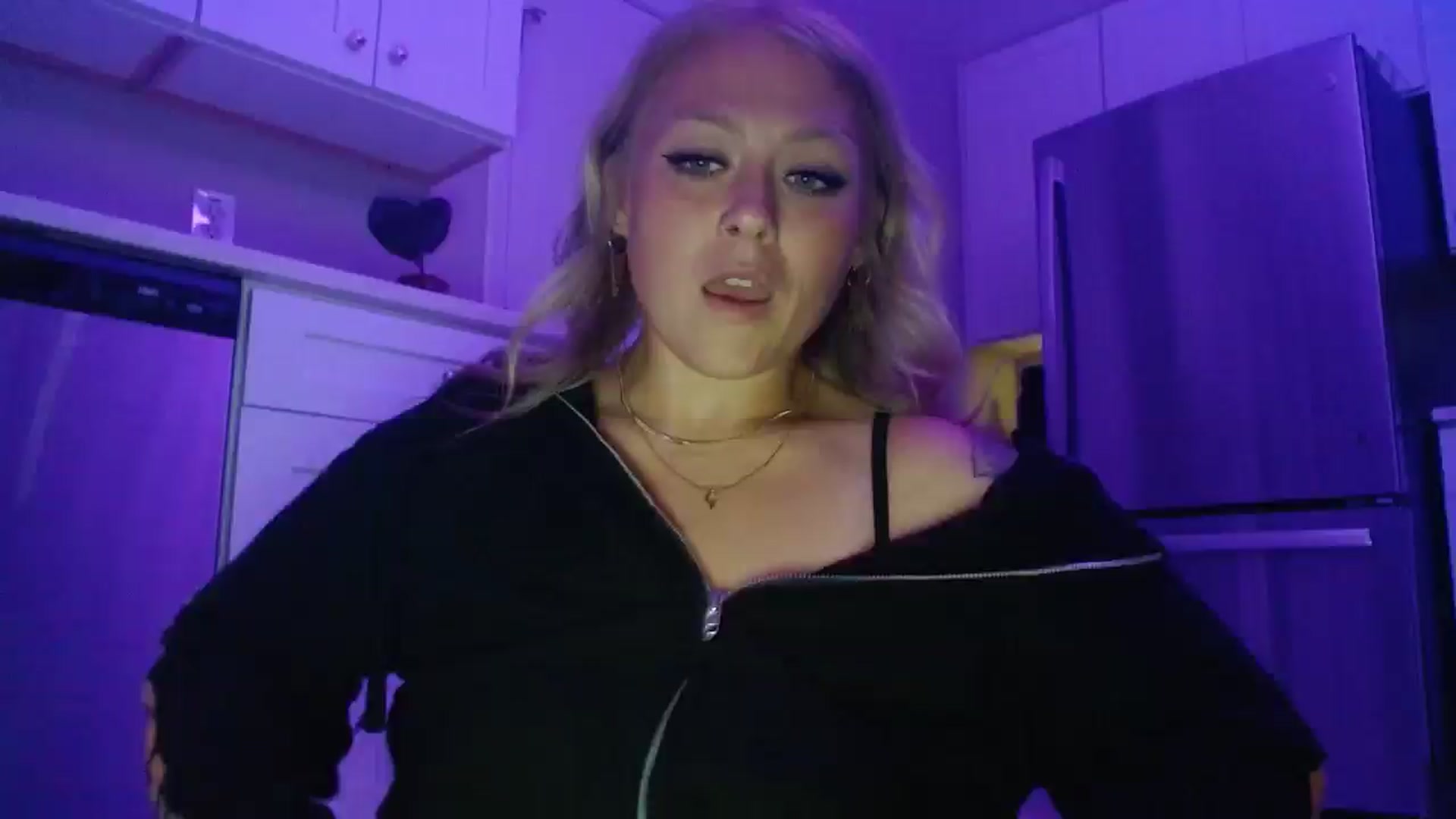 Gallery image thumbnail from SneakyAlice's myfreecams stream on, 08/12/2025, 02:43 image 1 of 20