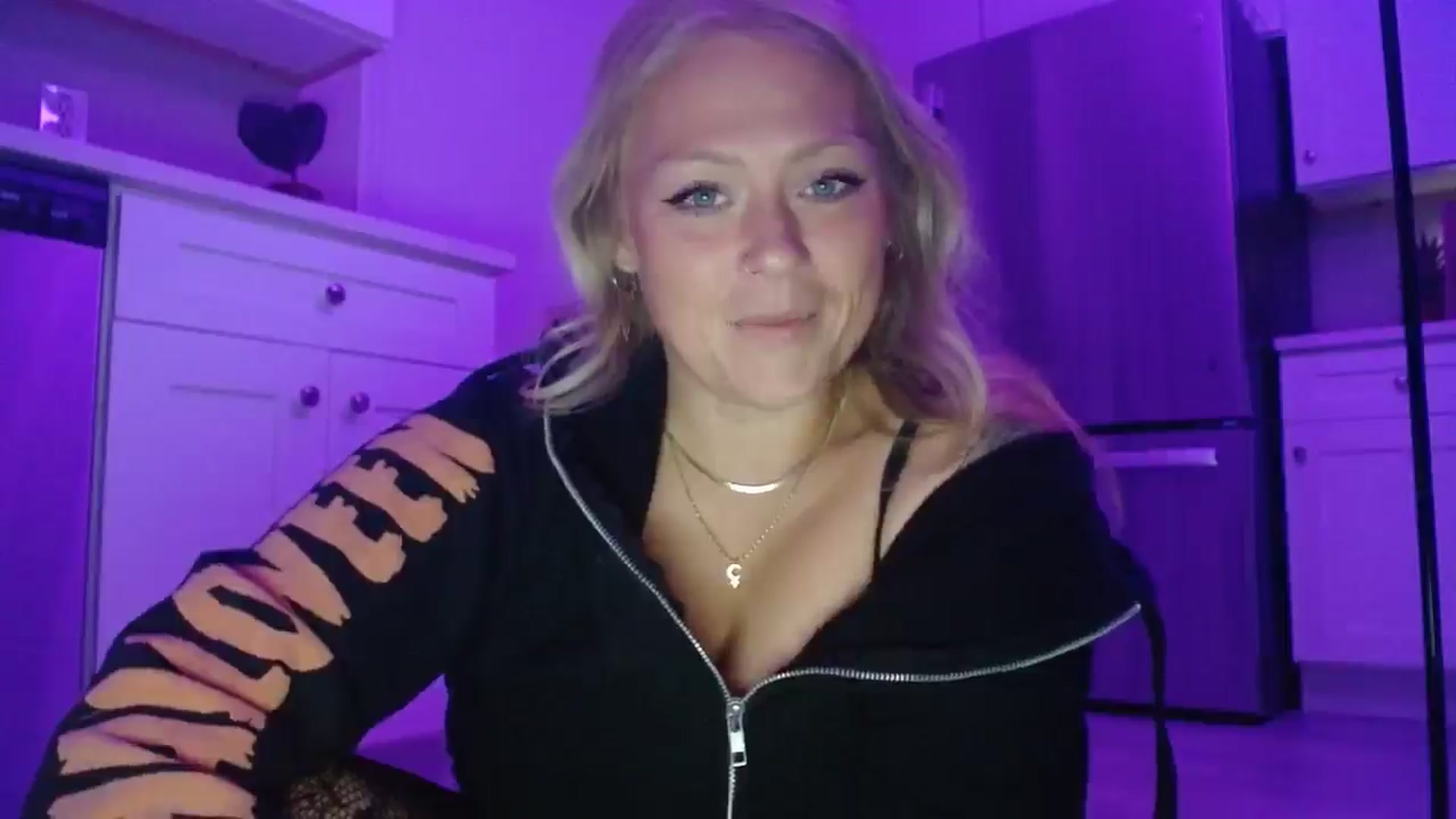 Gallery image thumbnail from SneakyAlice's myfreecams stream on, 08/13/2025, 02:25 image 14 of 20