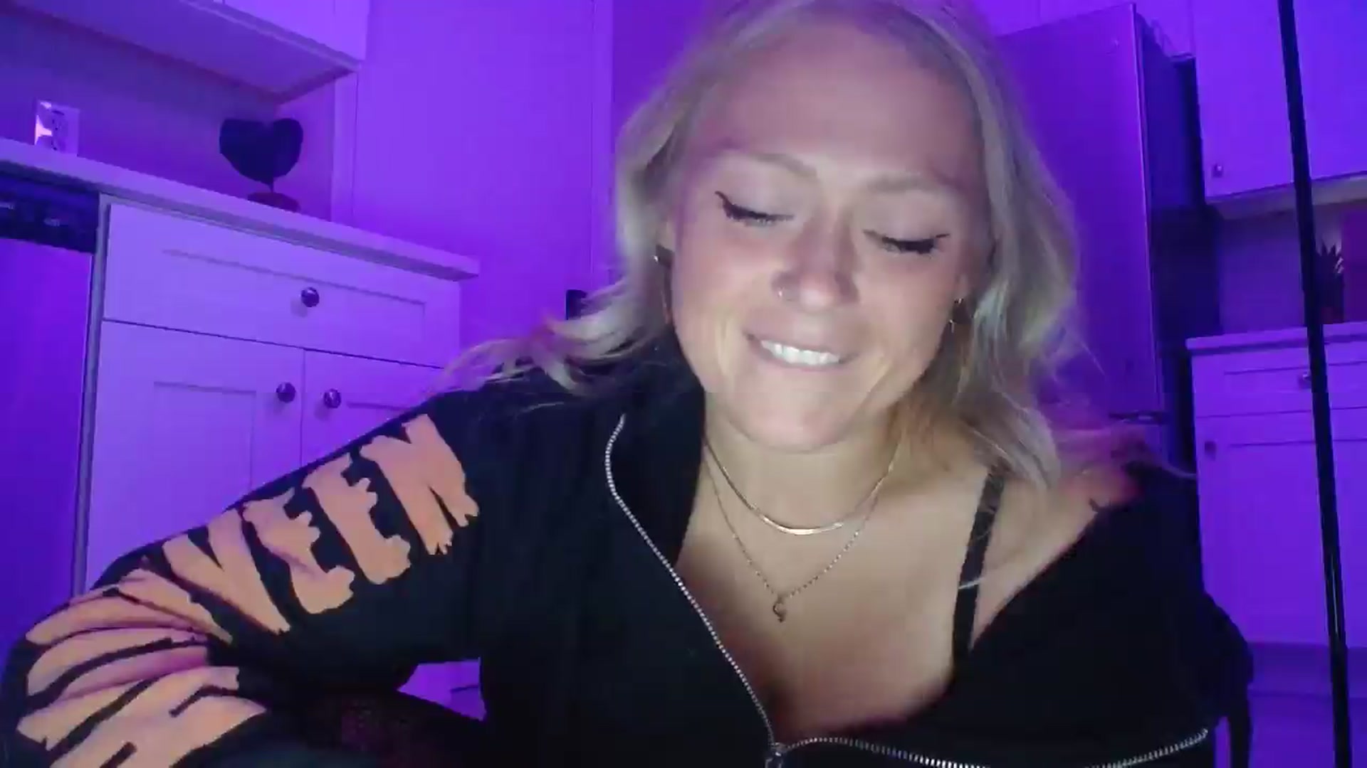 Gallery image thumbnail from SneakyAlice's myfreecams stream on, 08/13/2025, 02:25 image 8 of 20