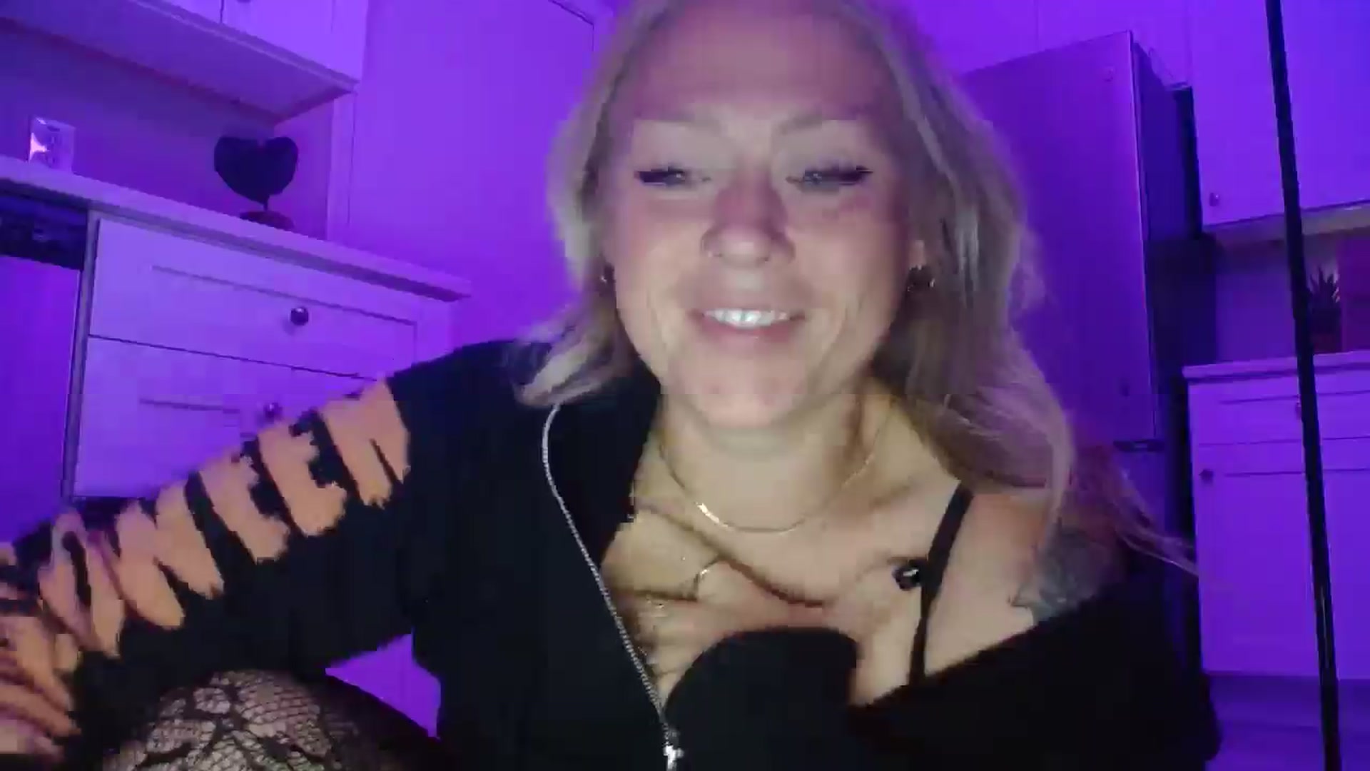 Gallery image thumbnail from SneakyAlice's myfreecams stream on, 08/13/2025, 02:25 image 6 of 20