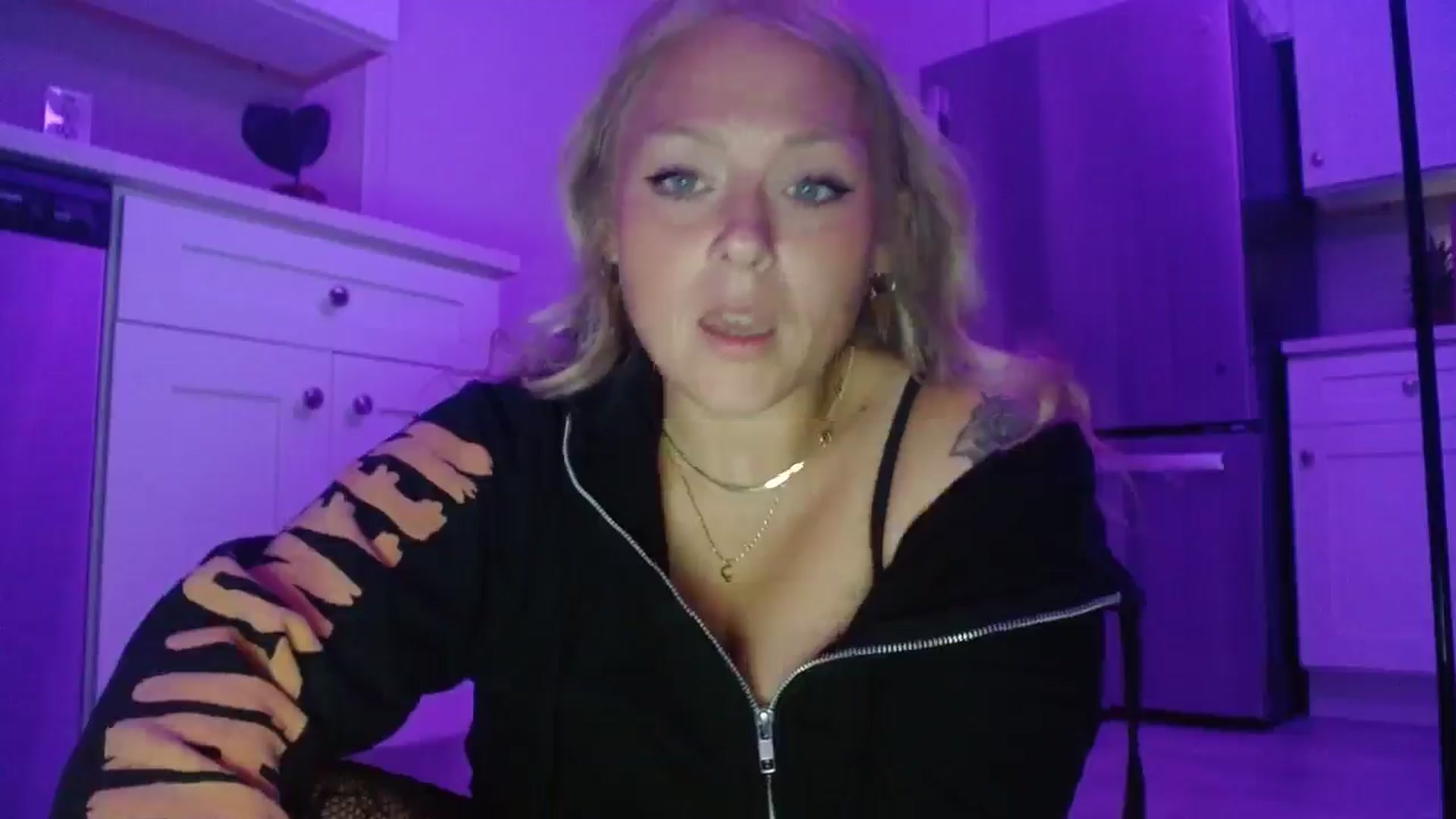 Gallery image thumbnail from SneakyAlice's myfreecams stream on, 08/13/2025, 03:31 image 6 of 20