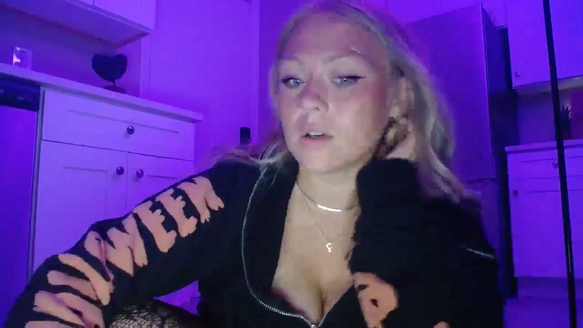 Gallery image thumbnail from SneakyAlice's myfreecams stream on, 08/13/2025, 03:31 image 17 of 20