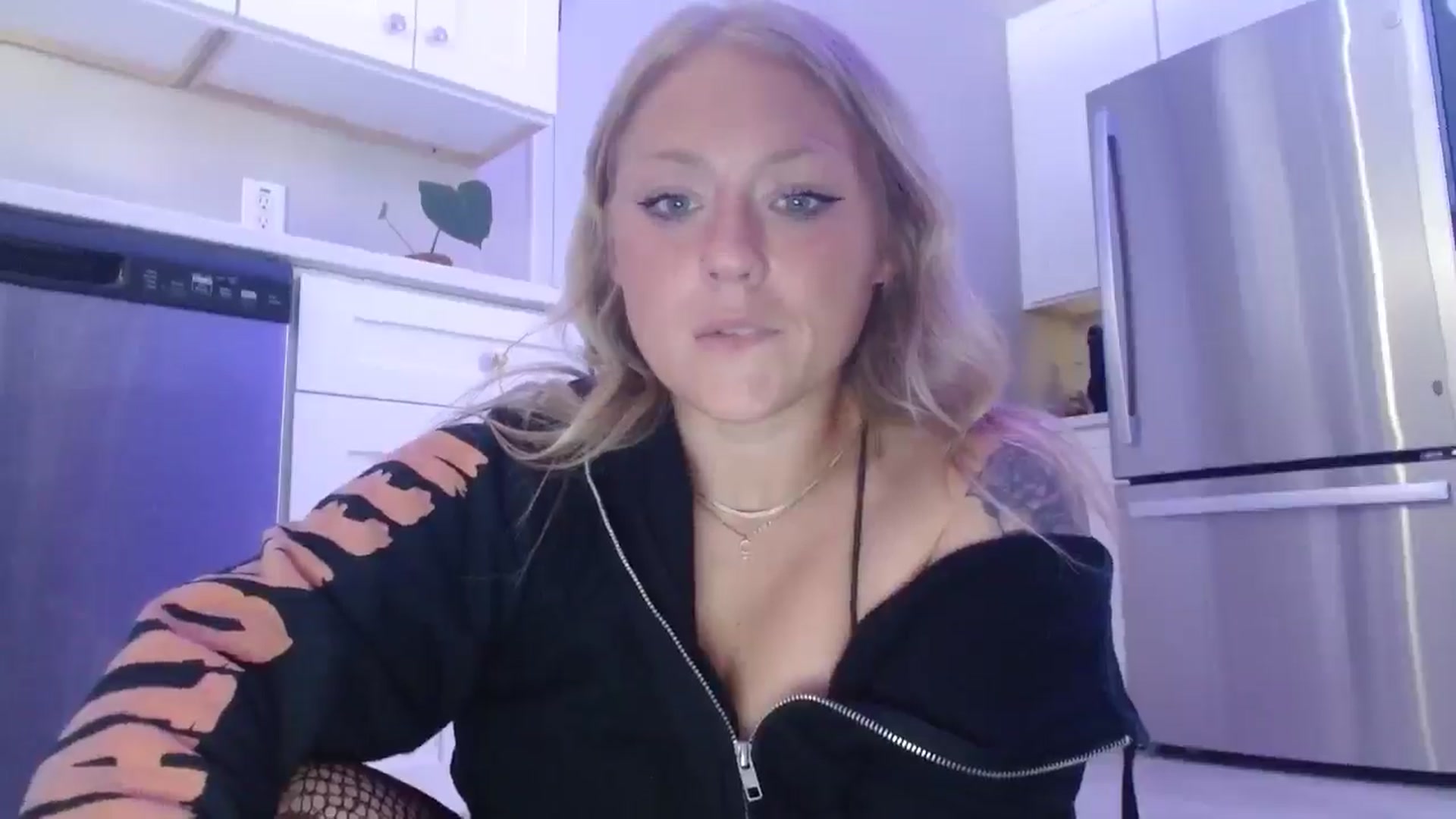 Gallery image thumbnail from SneakyAlice's myfreecams stream on, 08/22/2025, 20:21 image 19 of 20