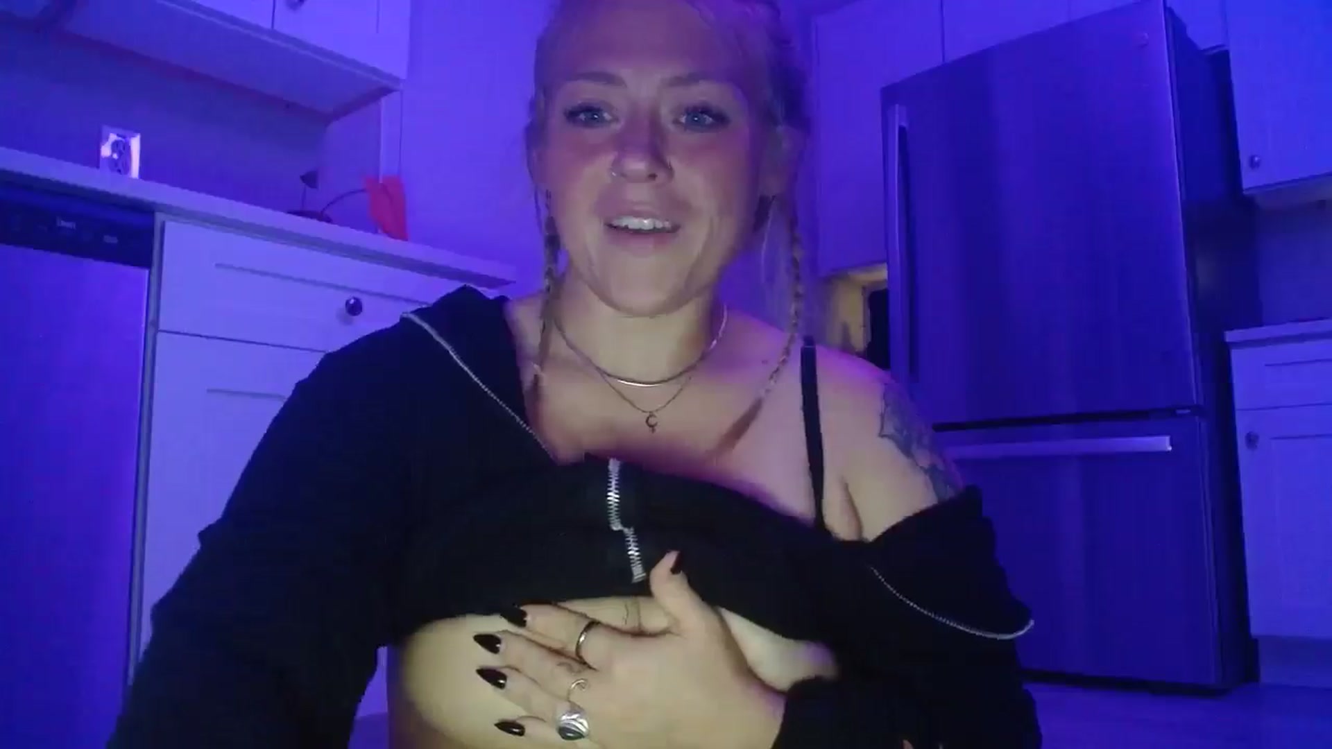 Gallery image thumbnail from SneakyAlice's myfreecams stream on, 09/11/2025, 04:31 image 8 of 20