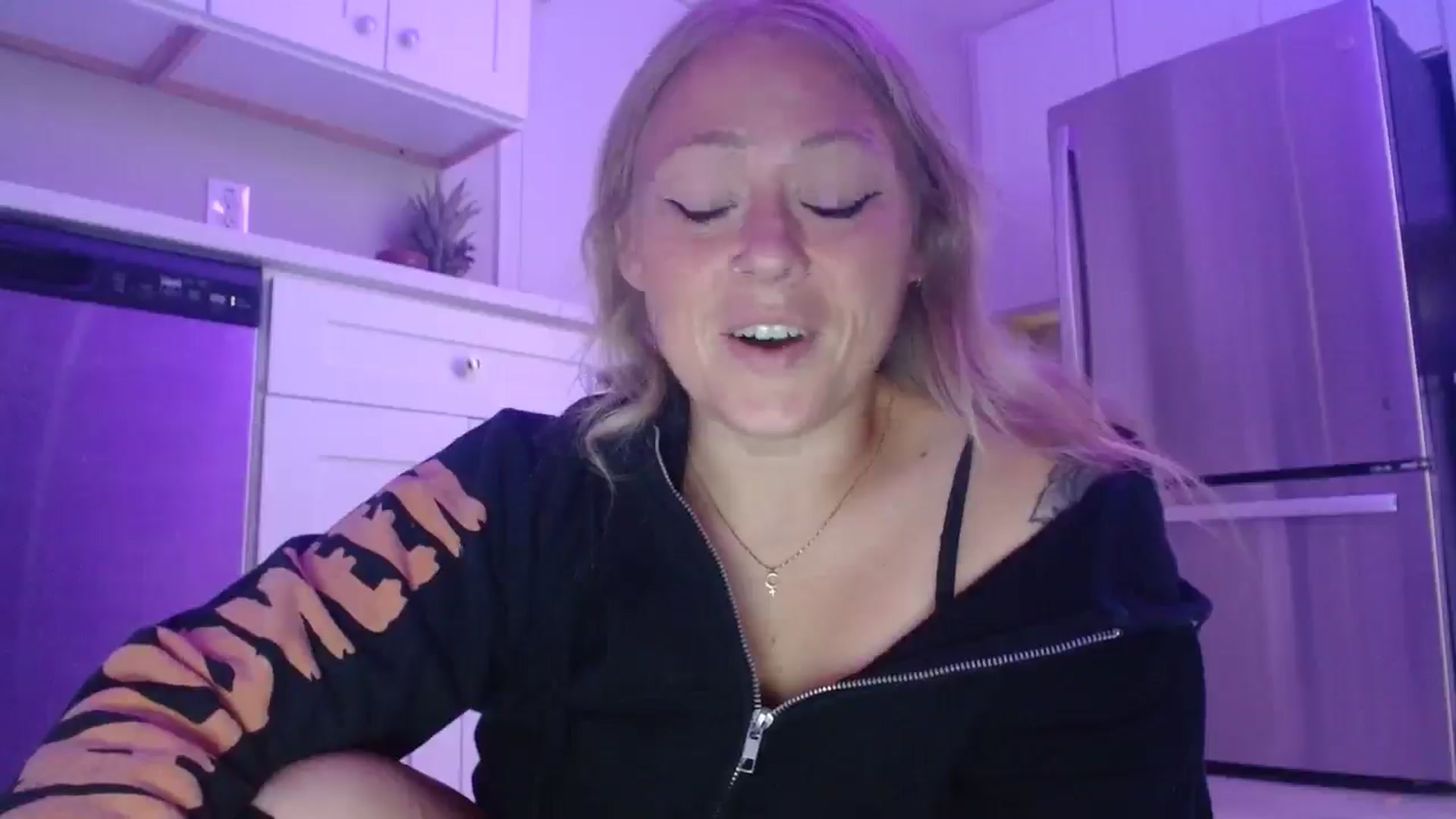 Gallery image thumbnail from SneakyAlice's myfreecams stream on, 09/19/2025, 20:03 image 7 of 20