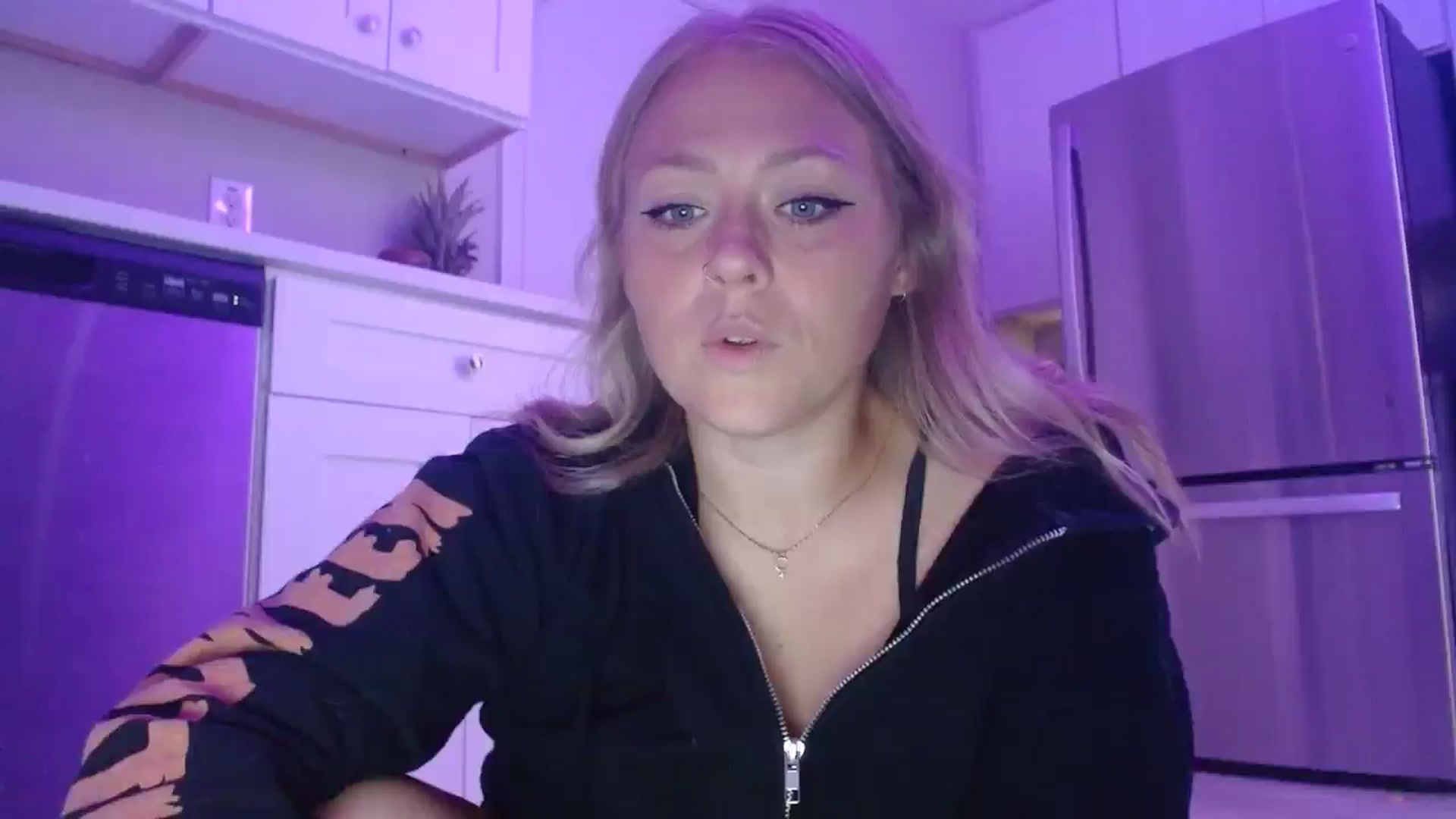 Gallery image thumbnail from SneakyAlice's myfreecams stream on, 09/19/2025, 20:03 image 8 of 20
