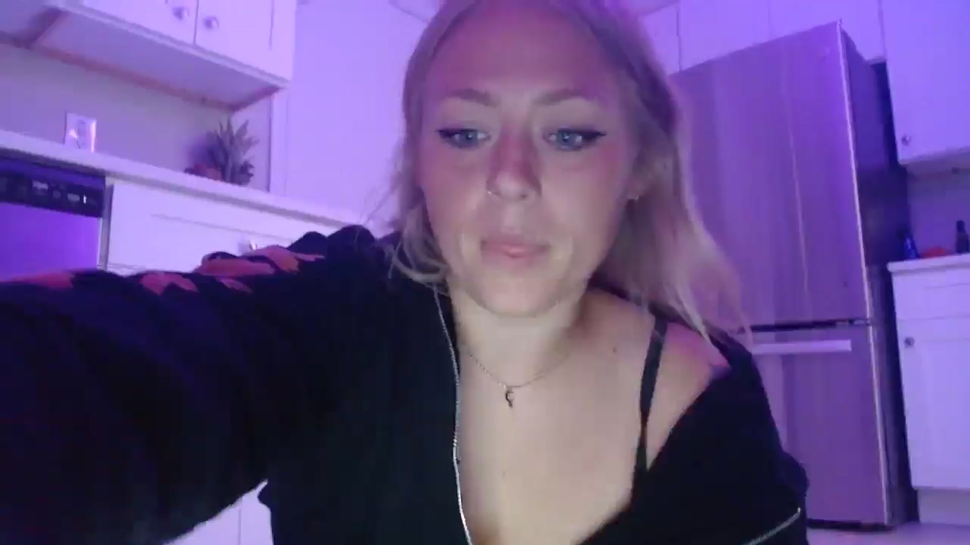 Gallery image thumbnail from SneakyAlice's myfreecams stream on, 09/19/2025, 20:03 image 11 of 20