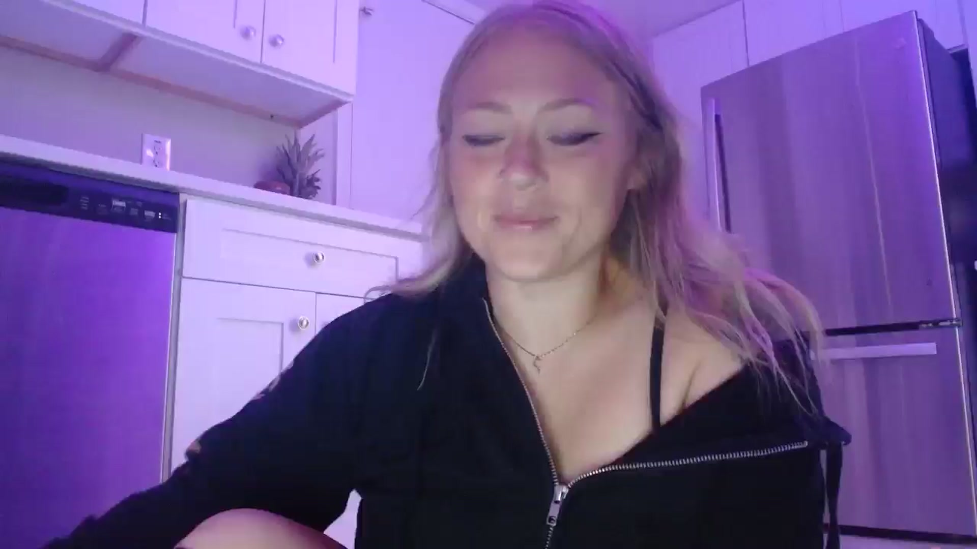 Gallery image thumbnail from SneakyAlice's myfreecams stream on, 09/19/2025, 20:03 image 10 of 20