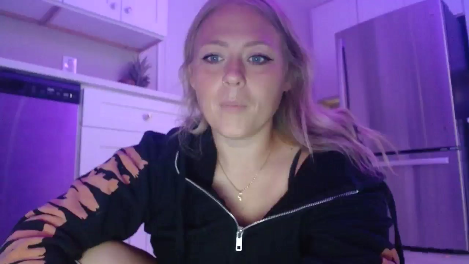 Gallery image thumbnail from SneakyAlice's myfreecams stream on, 09/19/2025, 20:03 image 5 of 20