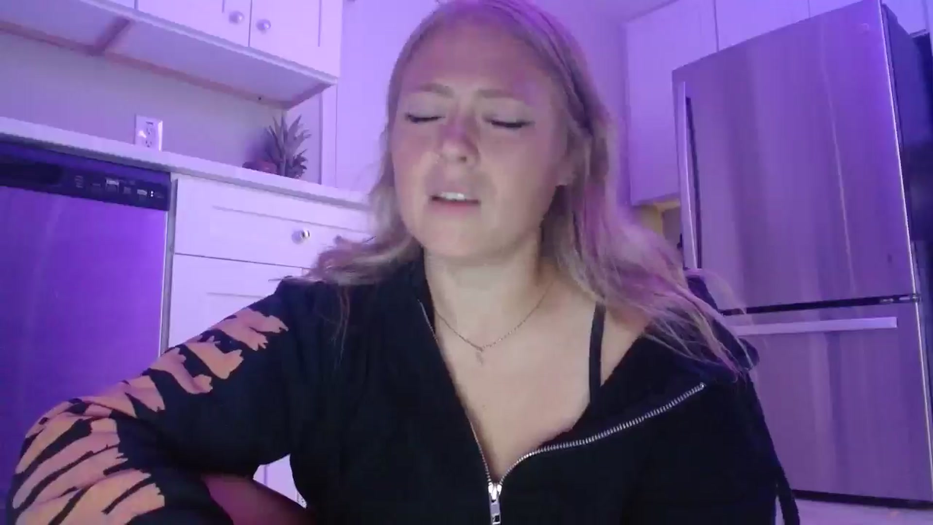 Gallery image thumbnail from SneakyAlice's myfreecams stream on, 09/19/2025, 20:03 image 9 of 20