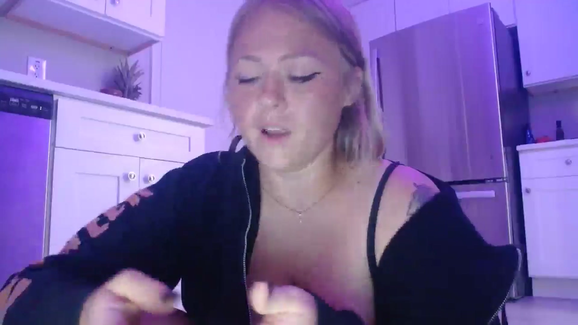 Gallery image thumbnail from SneakyAlice's myfreecams stream on, 09/19/2025, 21:02 image 15 of 20