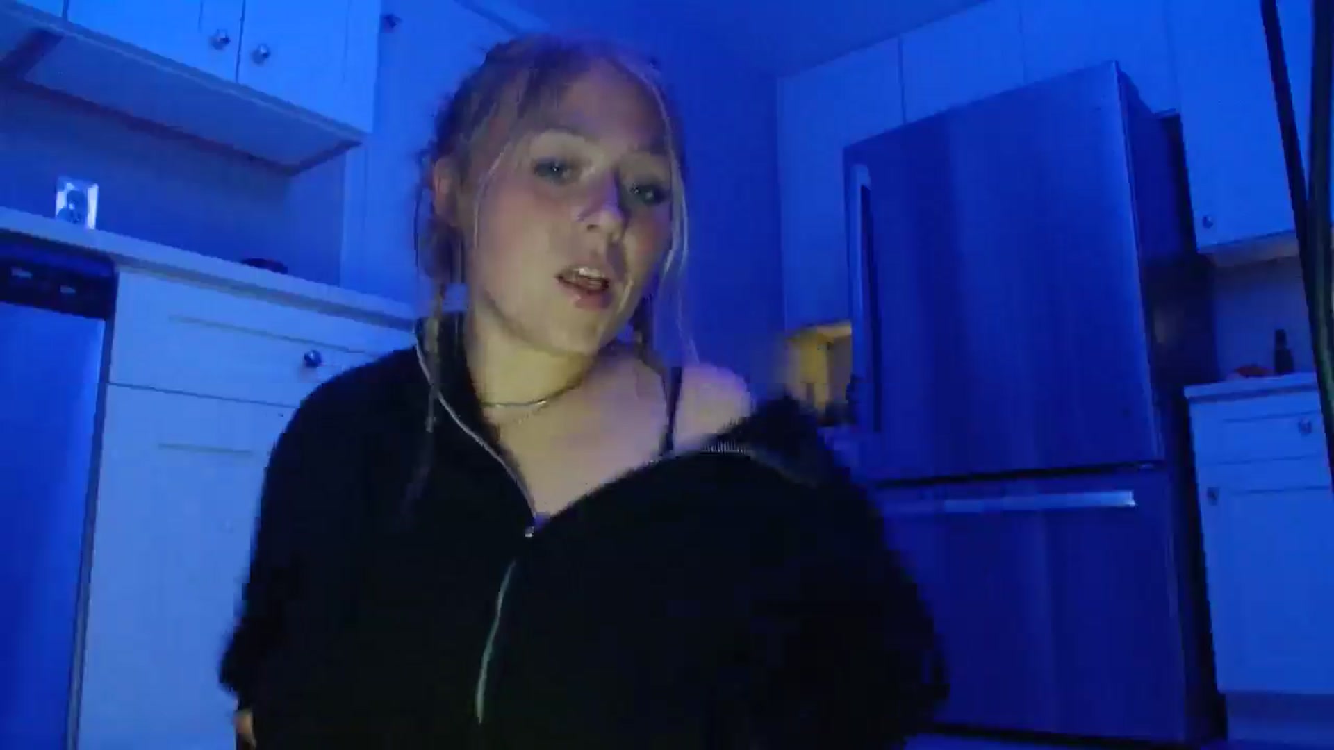 Gallery image thumbnail from SneakyAlice's myfreecams stream on, 10/02/2025, 03:31 image 10 of 20