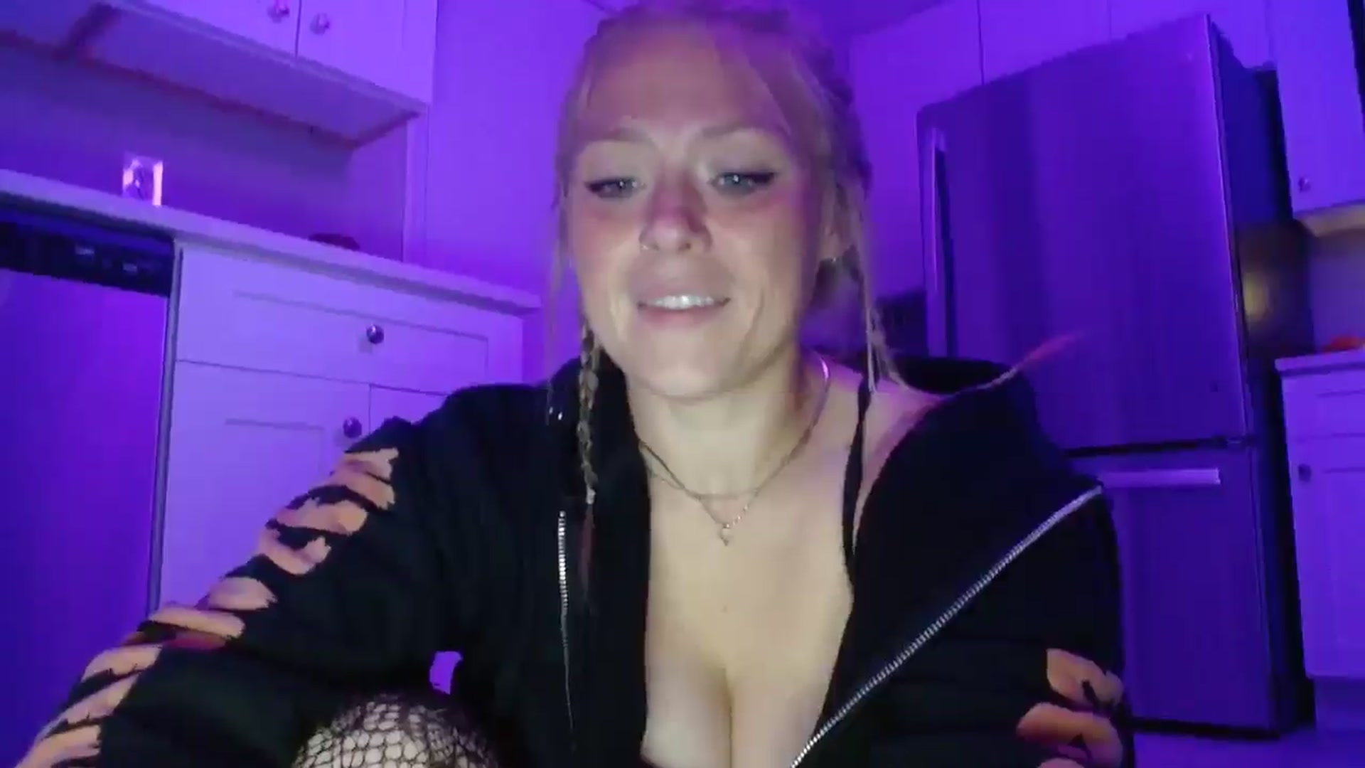 Gallery image thumbnail from SneakyAlice's myfreecams stream on, 10/14/2025, 04:49 image 12 of 20