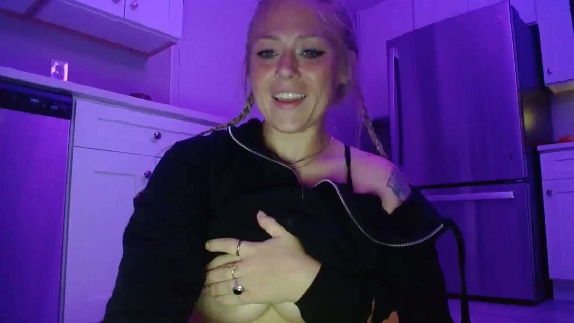 Gallery image thumbnail from SneakyAlice's myfreecams stream on, 10/14/2025, 04:49 image 8 of 20