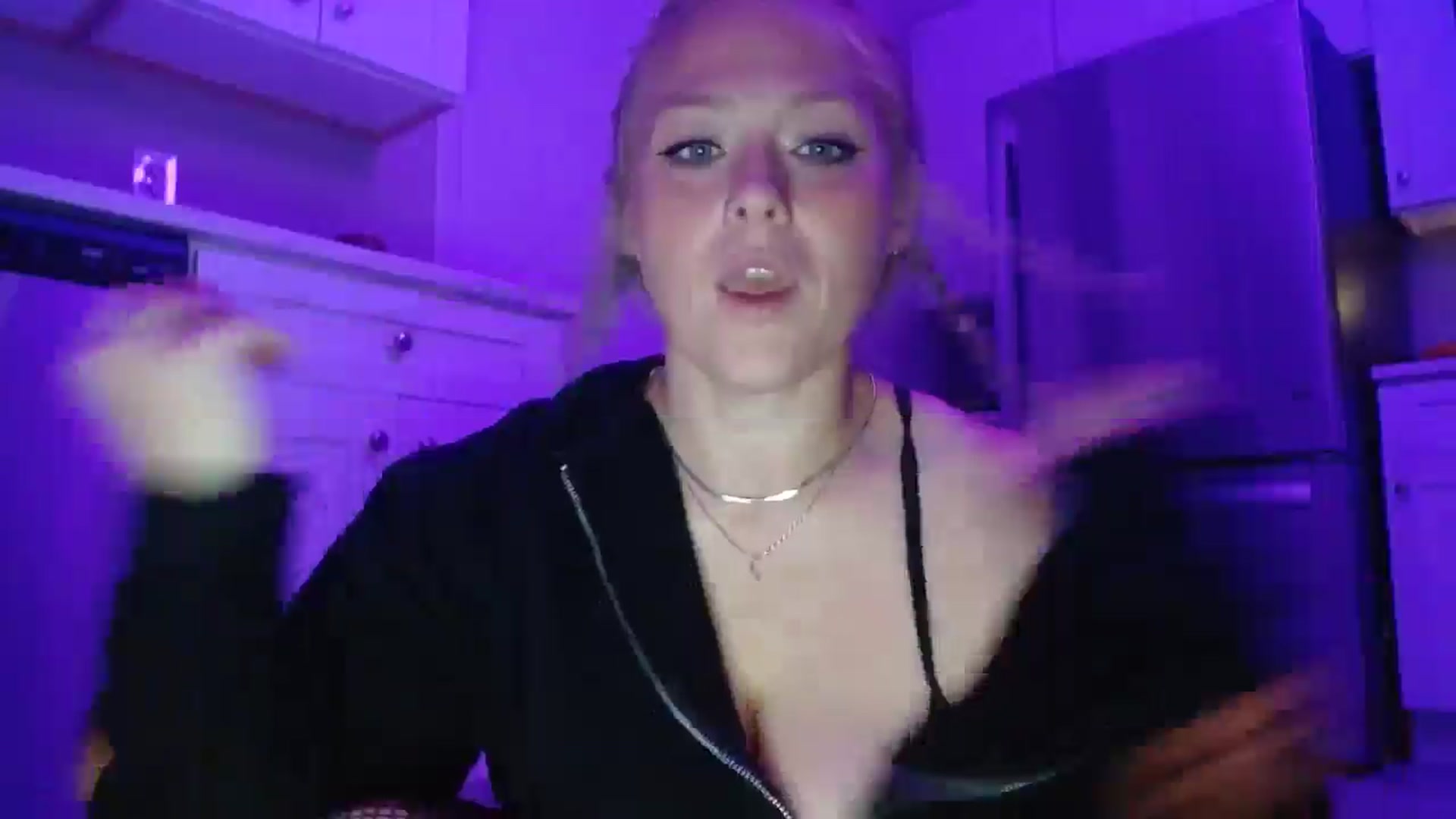 Gallery image thumbnail from SneakyAlice's myfreecams stream on, 10/14/2025, 04:49 image 7 of 20