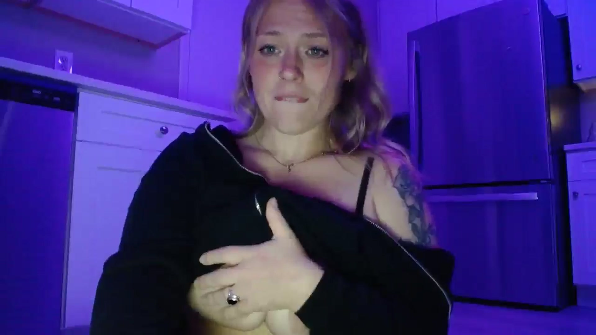 Gallery image thumbnail from SneakyAlice's myfreecams stream on, 11/17/2025, 07:09 image 2 of 20