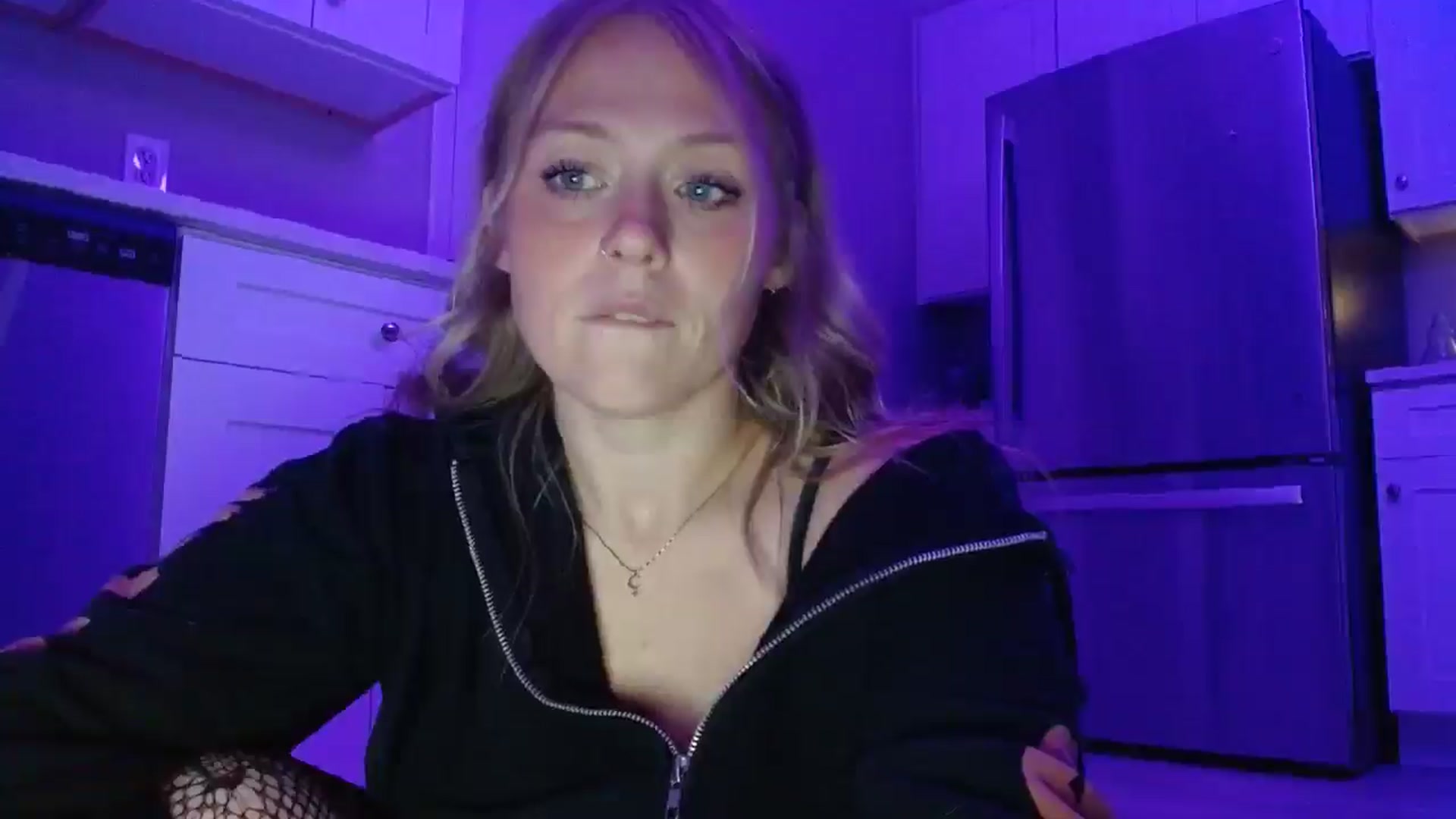 Gallery image thumbnail from SneakyAlice's myfreecams stream on, 11/17/2025, 07:09 image 19 of 20