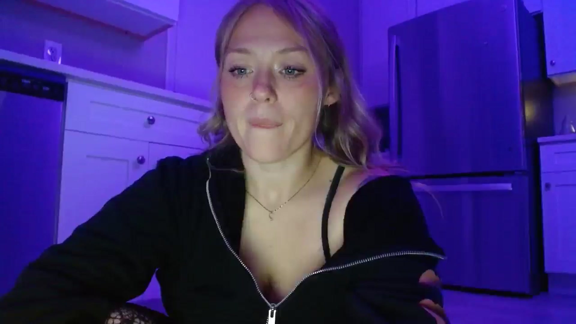 Gallery image thumbnail from SneakyAlice's myfreecams stream on, 11/17/2025, 07:09 image 9 of 20