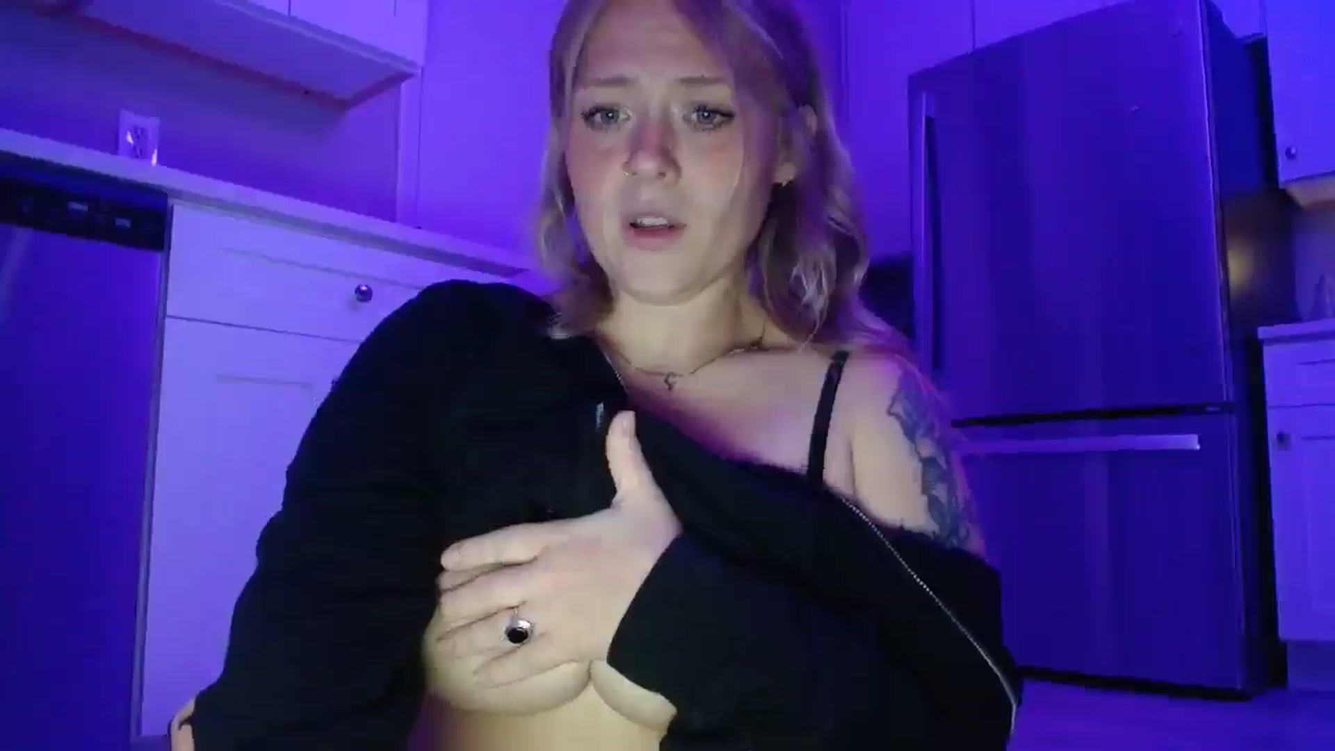 Gallery image thumbnail from SneakyAlice's myfreecams stream on, 11/17/2025, 07:09 image 3 of 20