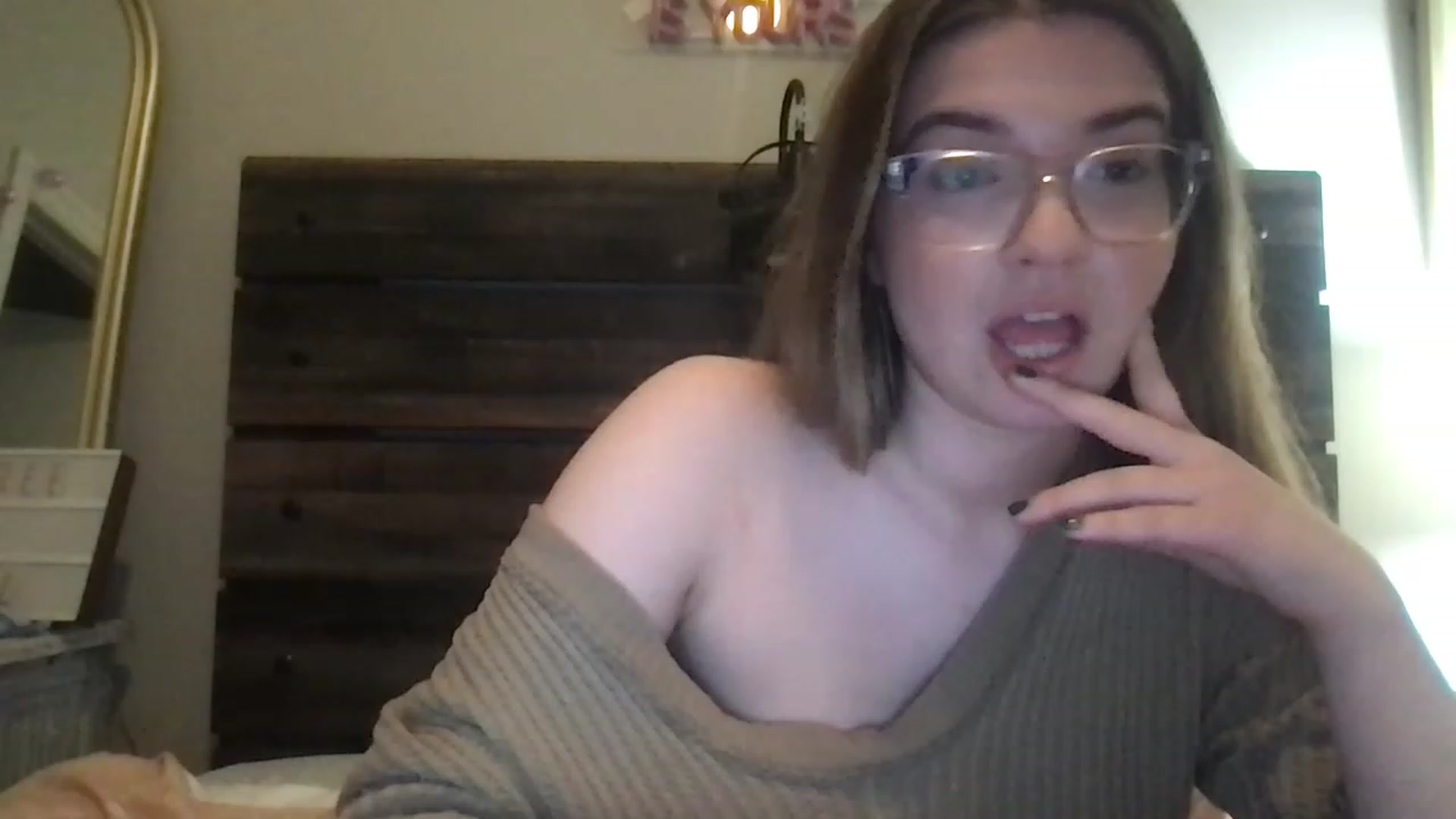 Gallery image thumbnail from SnowBunny1999's myfreecams stream on, 02/07/2023, 22:52 image 15 of 20