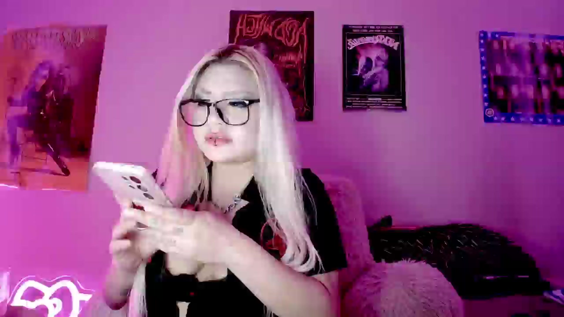 Gallery image thumbnail from Snowblind's myfreecams stream on, 08/10/2025, 23:34 image 13 of 20