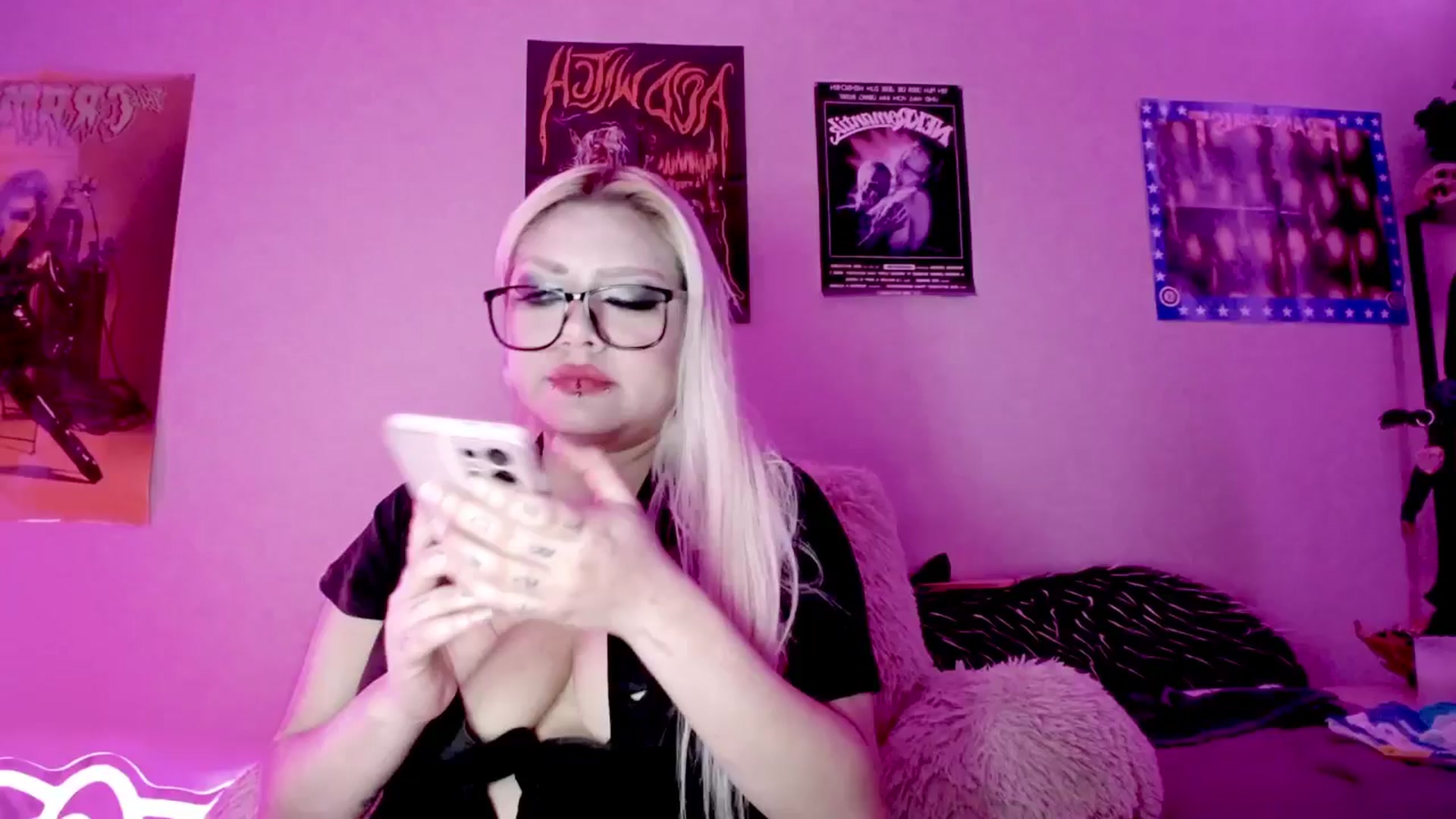 Gallery image thumbnail from Snowblind's myfreecams stream on, 08/11/2025, 24:00 image 4 of 20