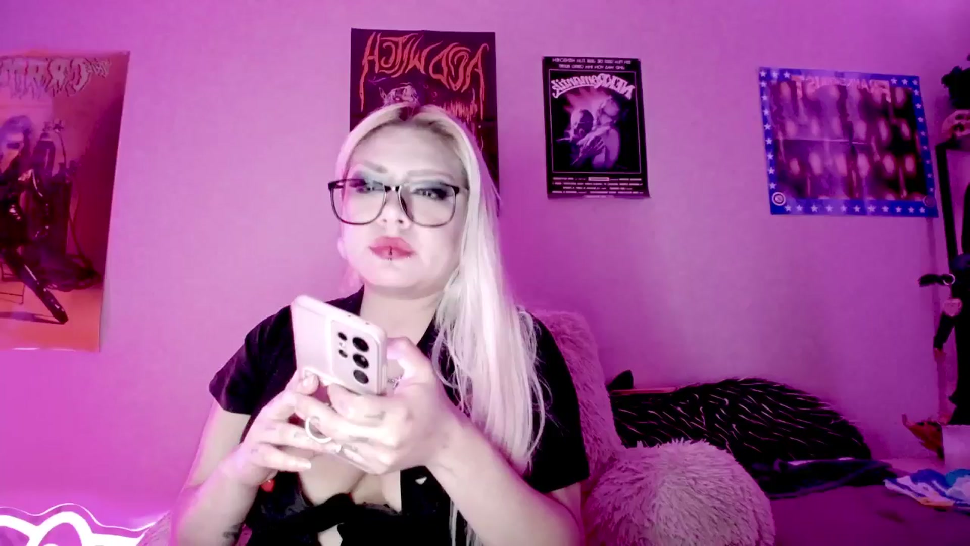Gallery image thumbnail from Snowblind's myfreecams stream on, 08/11/2025, 24:00 image 5 of 20