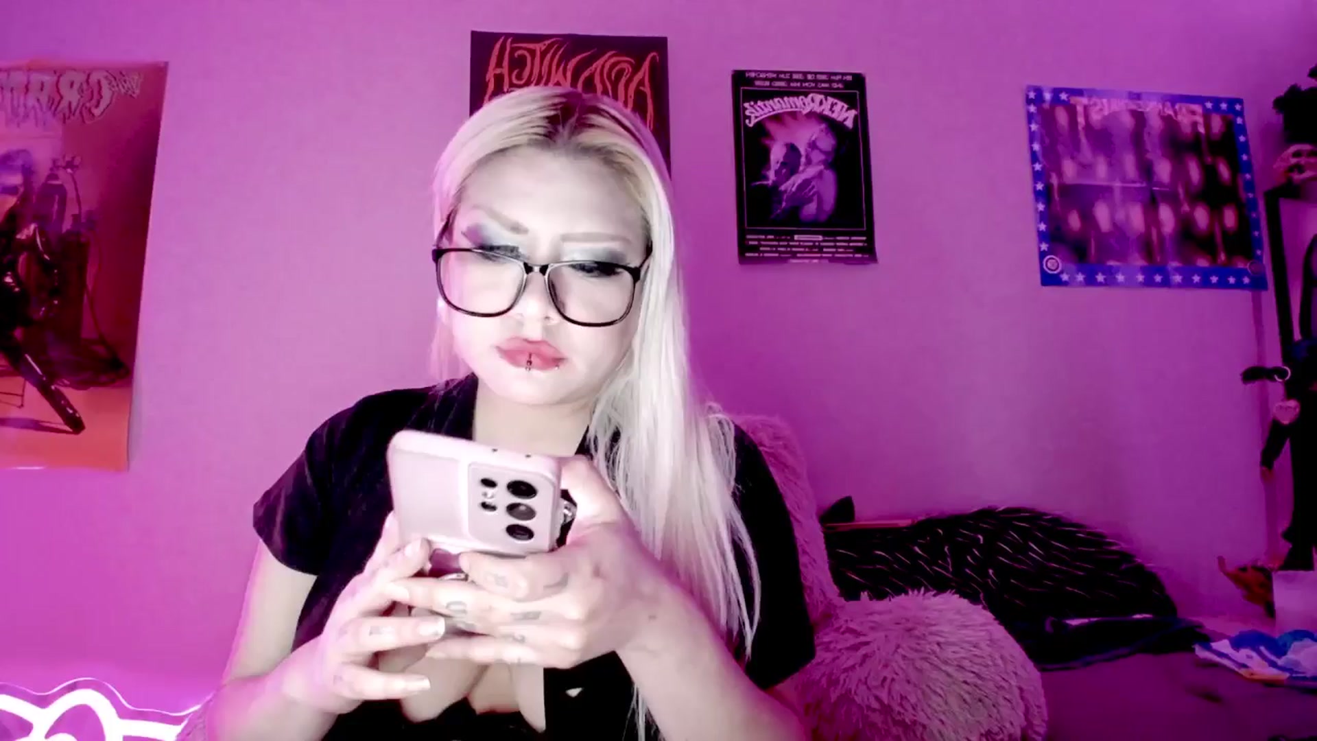 Gallery image thumbnail from Snowblind's myfreecams stream on, 08/11/2025, 24:00 image 6 of 20