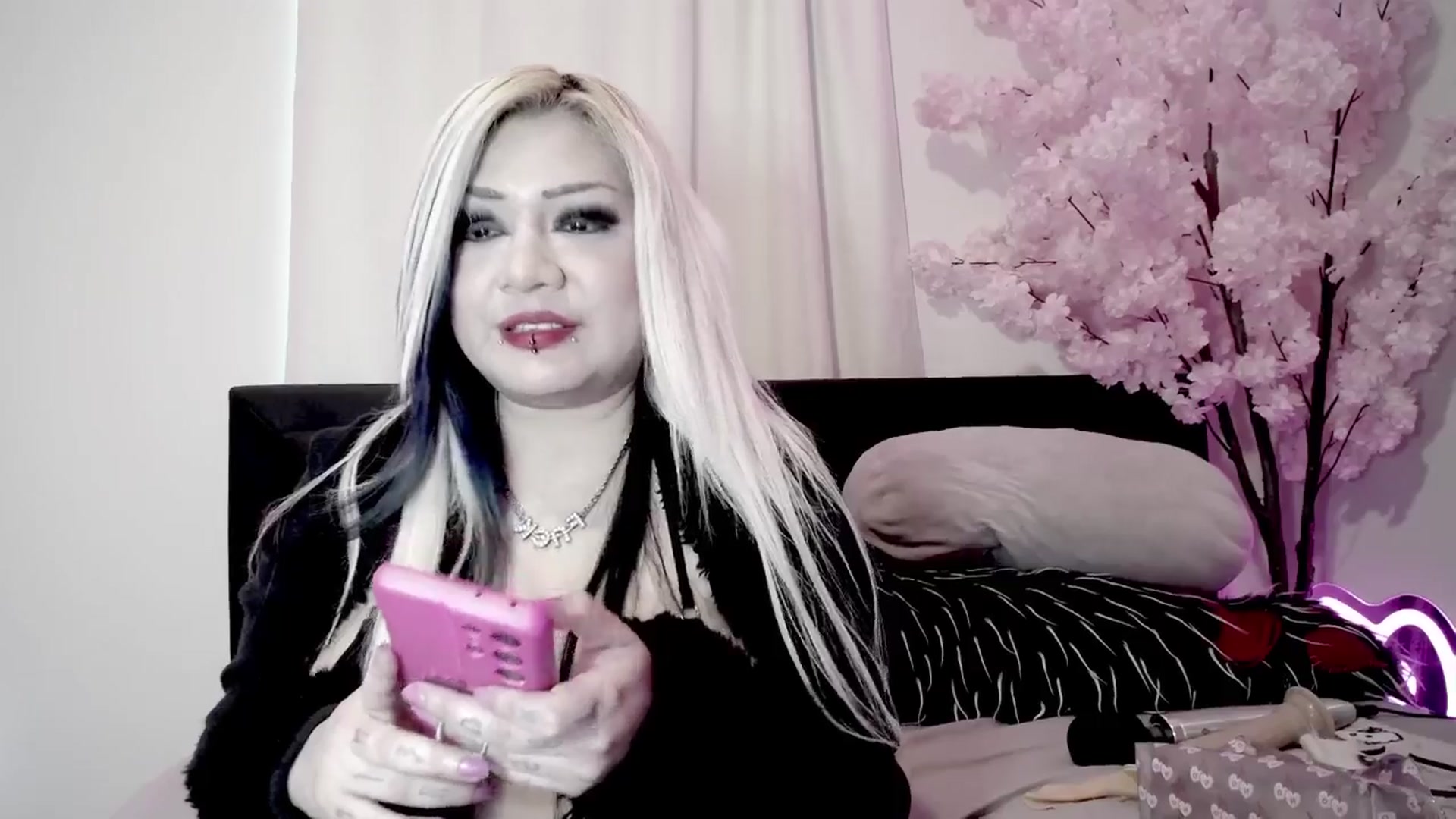 Gallery image thumbnail from Snowblind's myfreecams stream on, 05/03/2026, 17:18 image 19 of 20