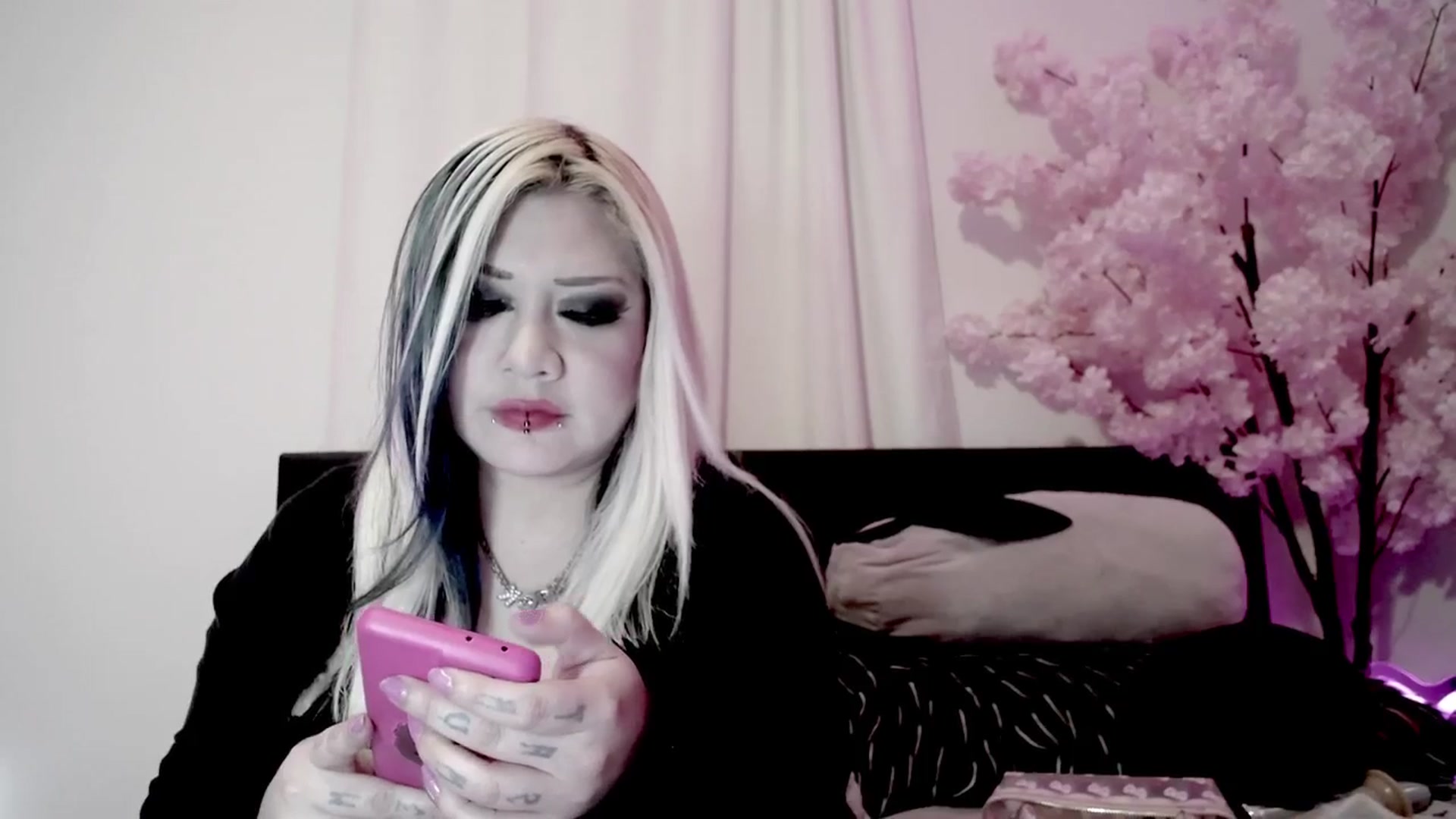 Gallery image thumbnail from Snowblind's myfreecams stream on, 05/04/2026, 24:43 image 3 of 20