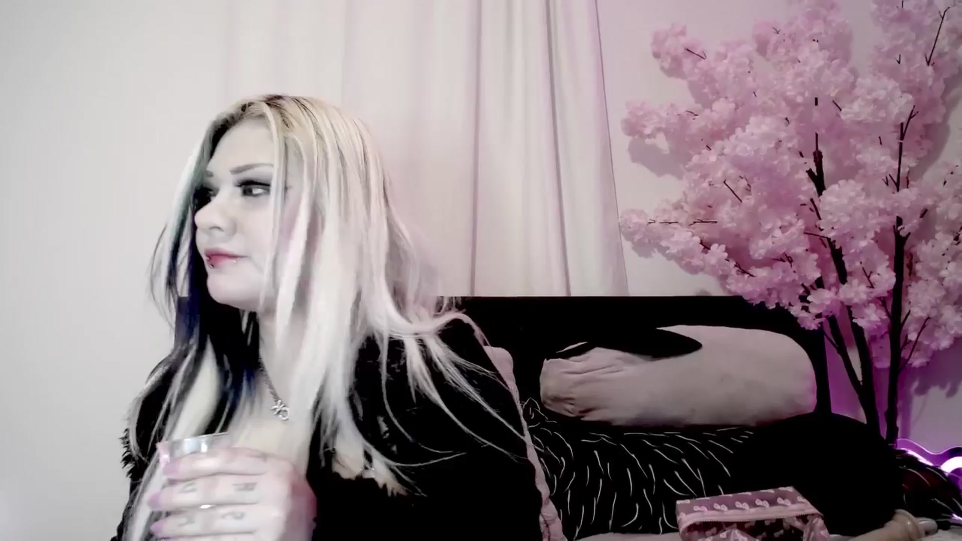 Gallery image thumbnail from Snowblind's myfreecams stream on, 05/04/2026, 24:43 image 17 of 20