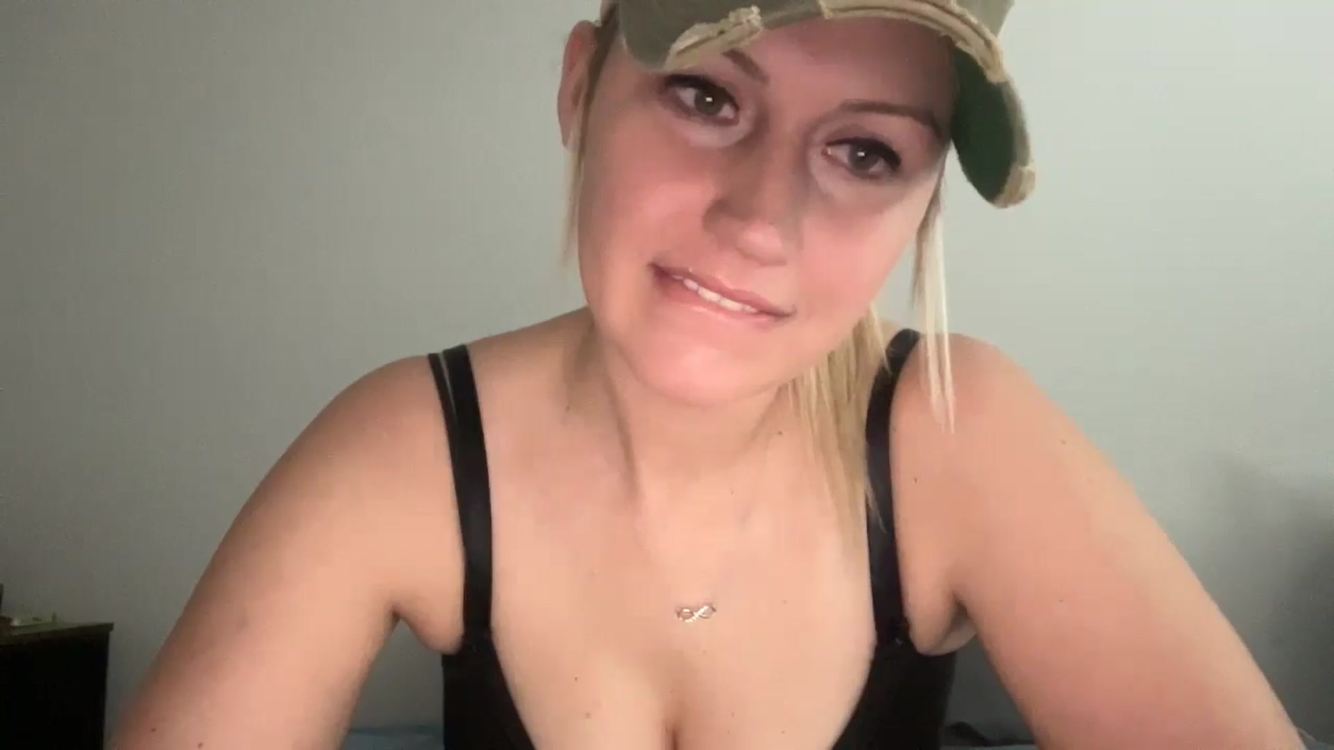 Gallery image thumbnail from Snowcheer93's myfreecams stream on, 02/04/2025, 16:38 image 13 of 20