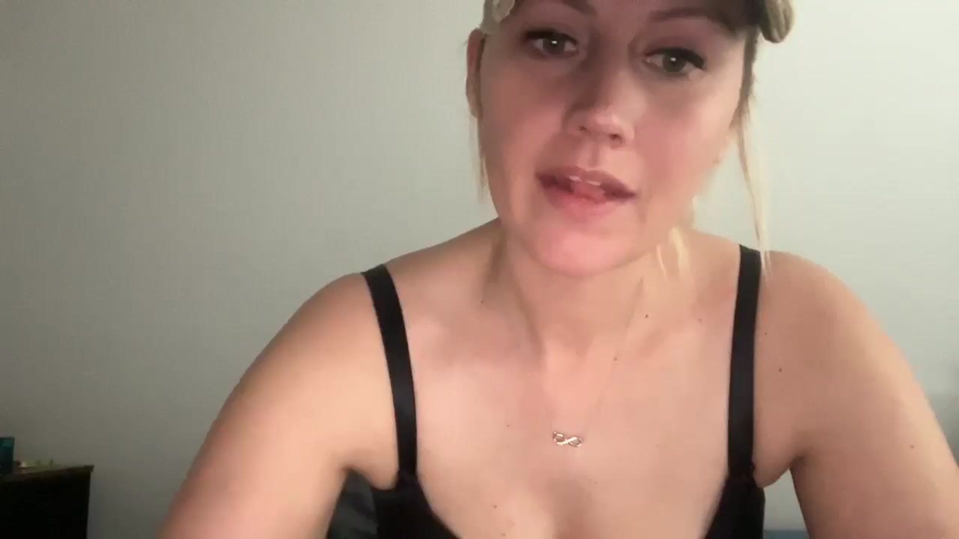 Gallery image thumbnail from Snowcheer93's myfreecams stream on, 02/04/2025, 19:25 image 17 of 20