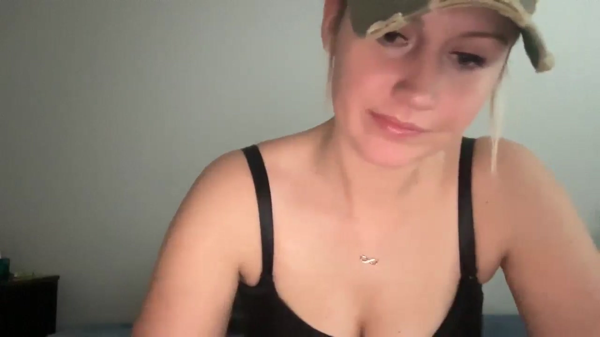 Gallery image thumbnail from Snowcheer93's myfreecams stream on, 02/04/2025, 19:25 image 14 of 20