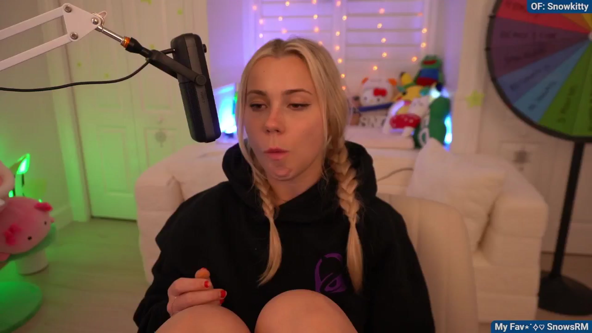 Gallery image thumbnail from Snowkitty's myfreecams stream on, 08/16/2024, 05:53 image 19 of 20