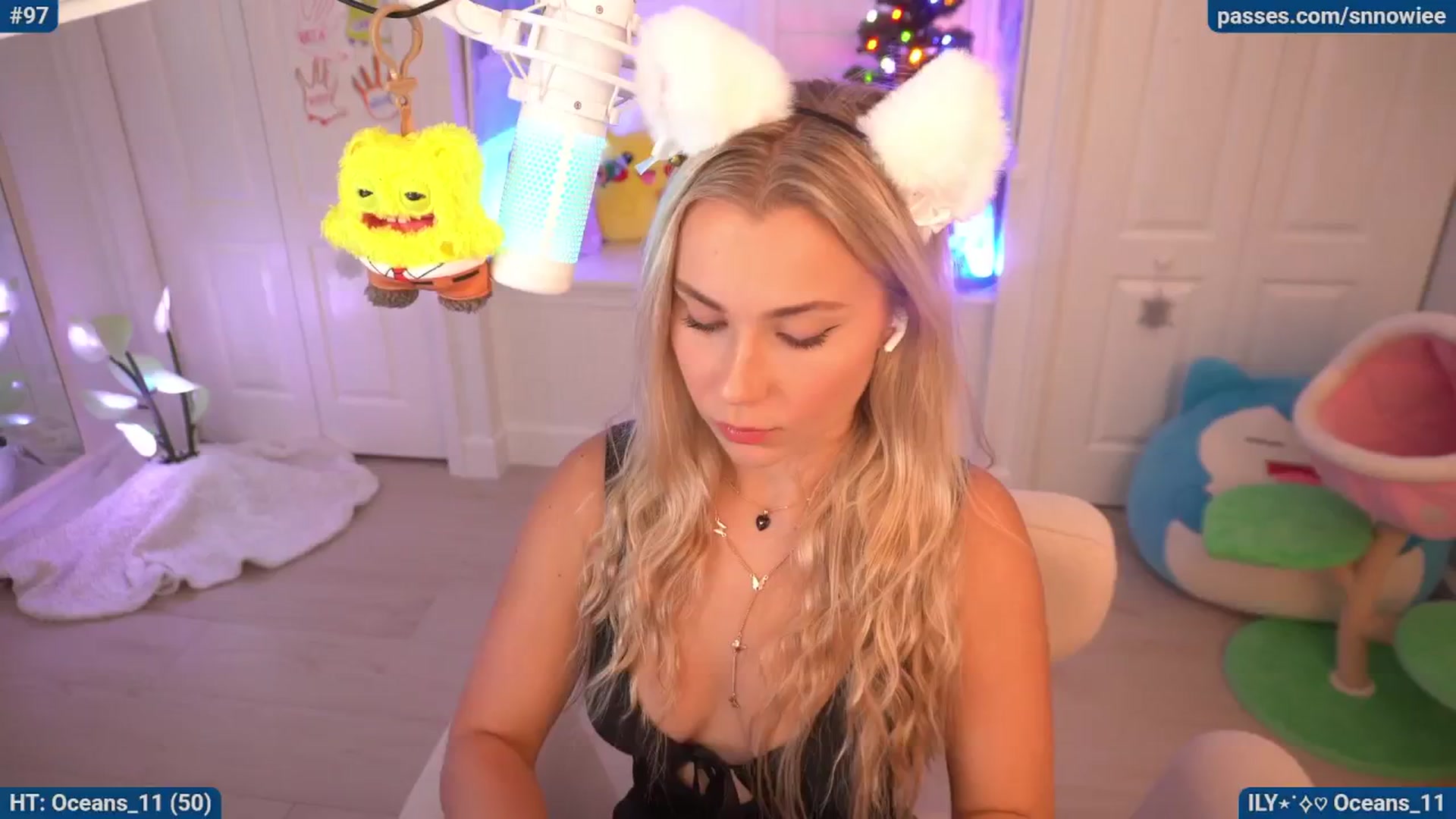 Gallery image thumbnail from Snowkitty's myfreecams stream on, 11/18/2025, 02:13 image 1 of 20